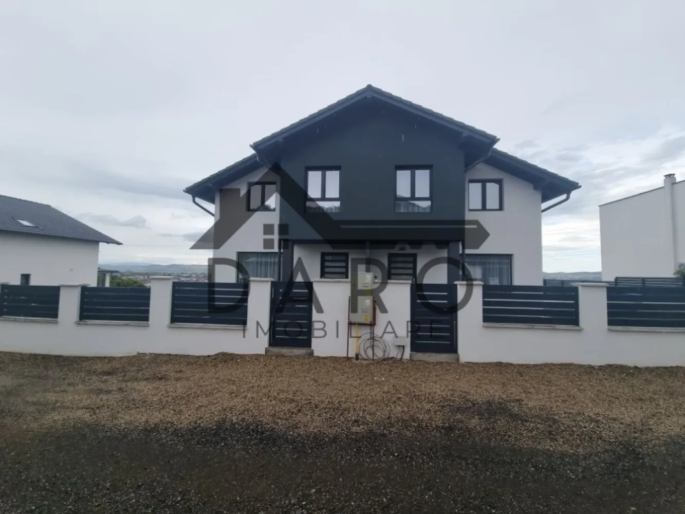 De inchiriat duplex Unirii - Ofer spre inchiriere dulpex in Unirii, mobilat si utilat.Compus la parter din living open space, bucatarie, baie cu dus si terasa inchisa. La etaj 3 camere, baie cu cada freestanding si balcon.Supr. utila 110 mp. Incalzire prin pardoseala.
Teren de 300mp, gazon artificial.
Exclus animale de companie. Exclus fumatul in interior.
Pret 850 euro+ garantie o luna.