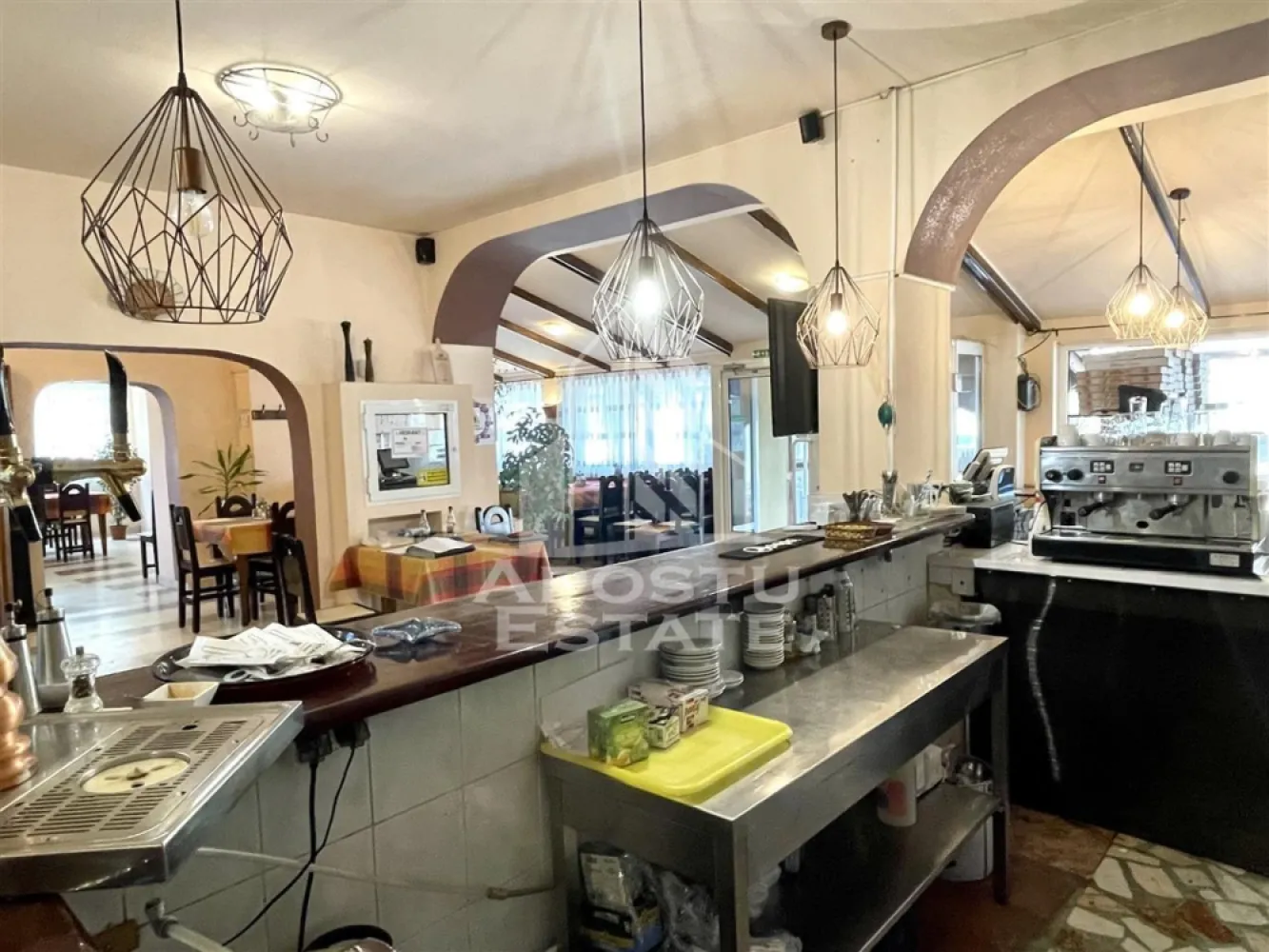 Restaurant de inchiriat in Complexul Studentesc Timisoara - APOSTU ESTATE va propune spre inchirere un restaurant (SAD), de 186 mp utili si terasa inchisa 60 mp in Complexul Studentesc.

Suprafata totala a spatiului este de 186 mp utili si terasa inchisa 60 mp.
Ideal pentru pizzerie restaurant sau alte destinatii cu vad comercial foarte bun, spatiul este complet mobilat si utilat.

Compartimentarea este excelenta, la intrare se gaseste o terasa mare de 60 mpu inchisa in tamplarie PVC cu geam termopan.
Sala principala unde se gaseste si cuptorul de pizza este impartita in trei zone distincte rezultand un ambient intim si primitor.
Bucataria este mare complet utilata si mobilata corespunzator.
In spate se afla un coridor larg, o camera laborator, birouri si toalete separate pentru angajati si pentru clienti dus s.a.
In partea din spate se afla magazia cu acces auto pentru marfa. 

Confortul termic este asigurat de centrala proprie pe gaz.
Mai multe aparate de aer conditionat asigura un climat perfect chiar si pe timpul verii.

Ne bucuram sa va prezentam aceasta oportunitate unica asa ca va invitam sa ne contactati chiar astazi!
CP1903672