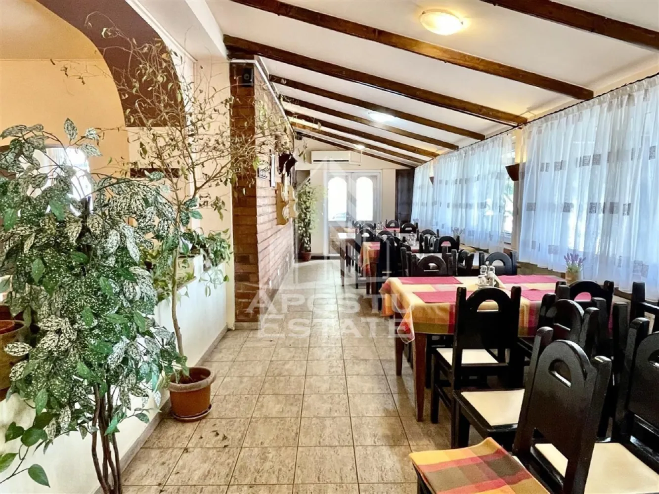 Restaurant de inchiriat in Complexul Studentesc Timisoara - APOSTU ESTATE va propune spre inchirere un restaurant (SAD), de 186 mp utili si terasa inchisa 60 mp in Complexul Studentesc.

Suprafata totala a spatiului este de 186 mp utili si terasa inchisa 60 mp.
Ideal pentru pizzerie restaurant sau alte destinatii cu vad comercial foarte bun, spatiul este complet mobilat si utilat.

Compartimentarea este excelenta, la intrare se gaseste o terasa mare de 60 mpu inchisa in tamplarie PVC cu geam termopan.
Sala principala unde se gaseste si cuptorul de pizza este impartita in trei zone distincte rezultand un ambient intim si primitor.
Bucataria este mare complet utilata si mobilata corespunzator.
In spate se afla un coridor larg, o camera laborator, birouri si toalete separate pentru angajati si pentru clienti dus s.a.
In partea din spate se afla magazia cu acces auto pentru marfa. 

Confortul termic este asigurat de centrala proprie pe gaz.
Mai multe aparate de aer conditionat asigura un climat perfect chiar si pe timpul verii.

Ne bucuram sa va prezentam aceasta oportunitate unica asa ca va invitam sa ne contactati chiar astazi!
CP1903672