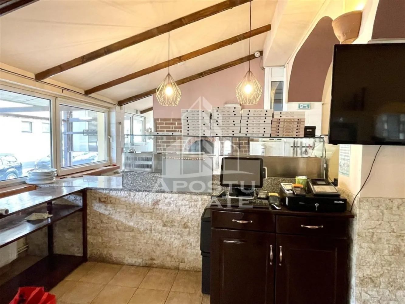 Restaurant de inchiriat in Complexul Studentesc Timisoara - APOSTU ESTATE va propune spre inchirere un restaurant (SAD), de 186 mp utili si terasa inchisa 60 mp in Complexul Studentesc.

Suprafata totala a spatiului este de 186 mp utili si terasa inchisa 60 mp.
Ideal pentru pizzerie restaurant sau alte destinatii cu vad comercial foarte bun, spatiul este complet mobilat si utilat.

Compartimentarea este excelenta, la intrare se gaseste o terasa mare de 60 mpu inchisa in tamplarie PVC cu geam termopan.
Sala principala unde se gaseste si cuptorul de pizza este impartita in trei zone distincte rezultand un ambient intim si primitor.
Bucataria este mare complet utilata si mobilata corespunzator.
In spate se afla un coridor larg, o camera laborator, birouri si toalete separate pentru angajati si pentru clienti dus s.a.
In partea din spate se afla magazia cu acces auto pentru marfa. 

Confortul termic este asigurat de centrala proprie pe gaz.
Mai multe aparate de aer conditionat asigura un climat perfect chiar si pe timpul verii.

Ne bucuram sa va prezentam aceasta oportunitate unica asa ca va invitam sa ne contactati chiar astazi!
CP1903672