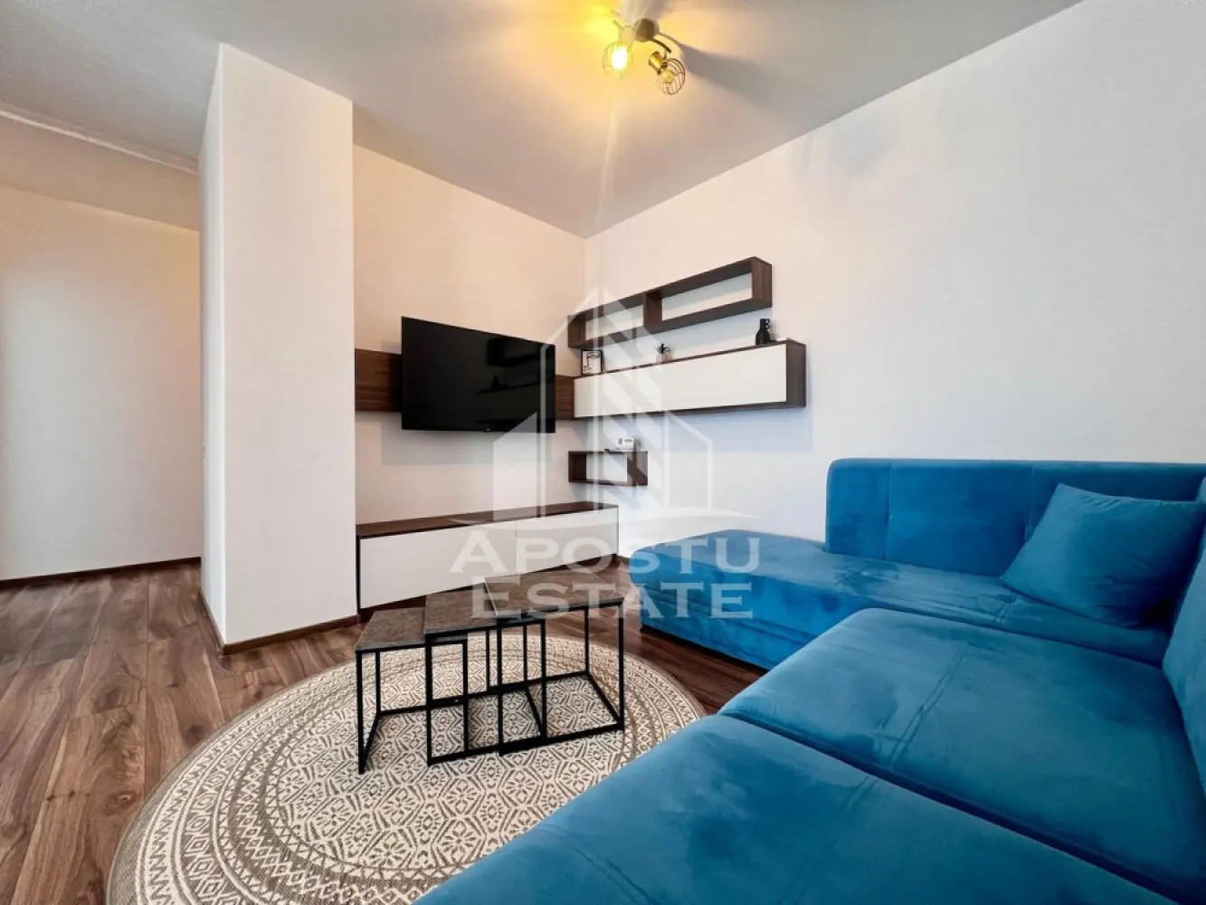 Apartament 2 camere de închiriat, parcare, Torontalului, Timișoara - Agenția Imobiliară APOSTU ESTATE va ofera spre inchiriere un apartament cu 2 camere, open space la etajul 1 al unui imobil dispus pe 7 niveluri in zona Torontalului(Campeador City).
Imobilul are o suprafata utila de 51 mp si este compartimentat astfel:
- hol spatios
- living cu canapea si televizor
- bucatarie utilat si mobilat modern cu loc de luat masa
- un dormitor matrimonial
- o baie cu cada
- balcon deschis 
Vecinatati:
- Aerodromul Utilitar Cioca
- Metro 2
- Registrul Auto Roman Timis
- Ikea
- Transport in comun E6
Distante (cu masina):
- Iulius Mall - 10 minute
- Centru - 16 minute
Alte detalii:
Confortul termic se realizeaza cu ajutorul centralei (incalzire in pardoseala) si al aerului conditionat.
Locul de parcare este inclus in pret.
Va asteptam cu drag la o vizionare!
ID Intern: CP2509986!