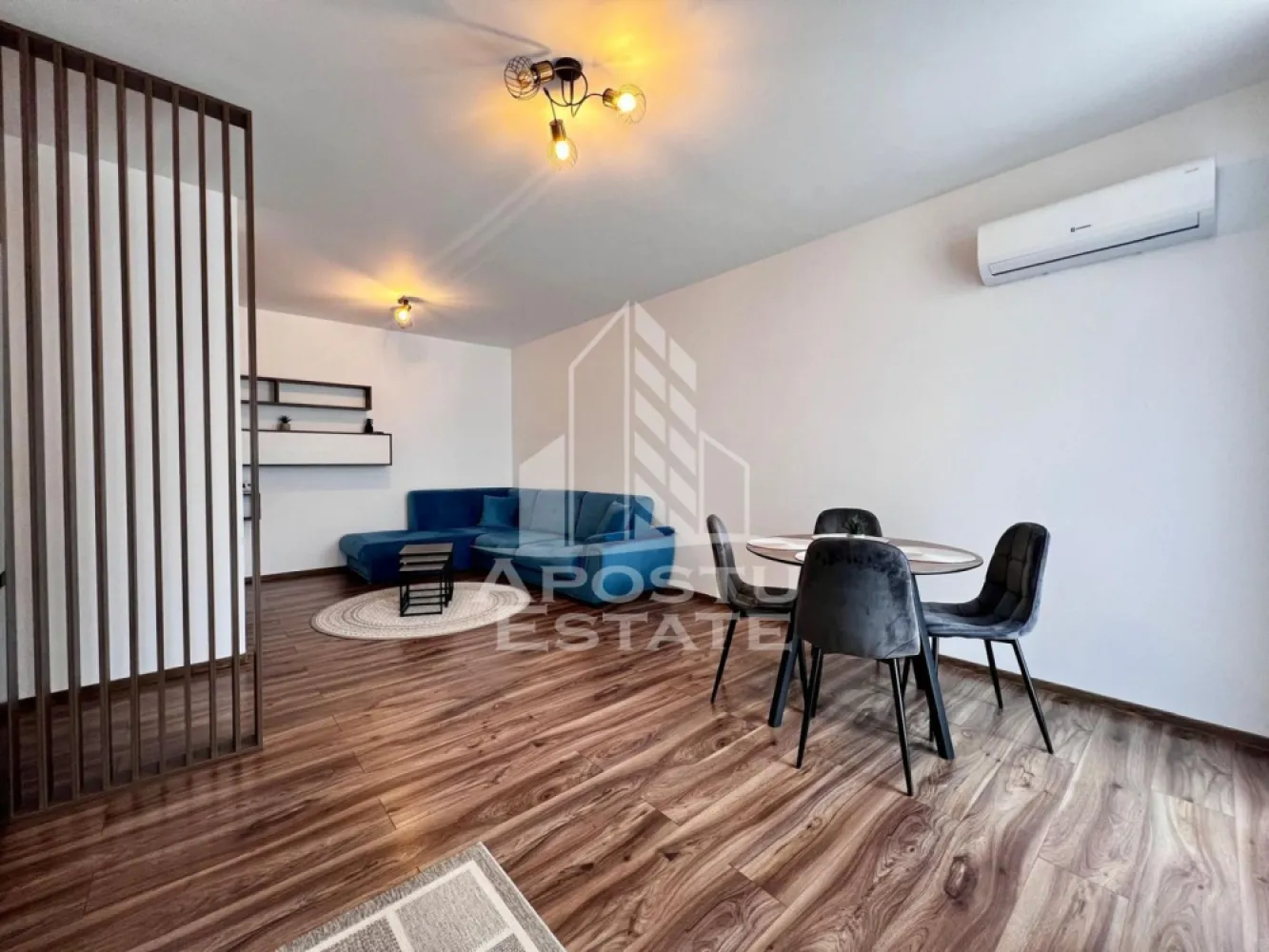 Apartament 2 camere de închiriat, parcare, Torontalului, Timișoara - Agenția Imobiliară APOSTU ESTATE va ofera spre inchiriere un apartament cu 2 camere, open space la etajul 1 al unui imobil dispus pe 7 niveluri in zona Torontalului(Campeador City).
Imobilul are o suprafata utila de 51 mp si este compartimentat astfel:
- hol spatios
- living cu canapea si televizor
- bucatarie utilat si mobilat modern cu loc de luat masa
- un dormitor matrimonial
- o baie cu cada
- balcon deschis 
Vecinatati:
- Aerodromul Utilitar Cioca
- Metro 2
- Registrul Auto Roman Timis
- Ikea
- Transport in comun E6
Distante (cu masina):
- Iulius Mall - 10 minute
- Centru - 16 minute
Alte detalii:
Confortul termic se realizeaza cu ajutorul centralei (incalzire in pardoseala) si al aerului conditionat.
Locul de parcare este inclus in pret.
Va asteptam cu drag la o vizionare!
ID Intern: CP2509986!
