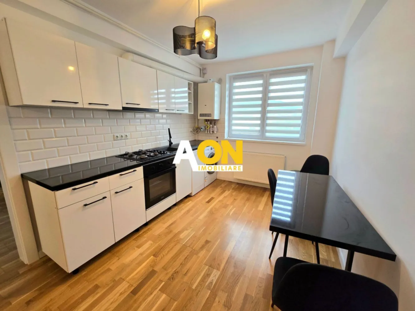 Apartament cu 2 Camere, Decomandat, Complet Mobilat, Zona Cetate - AON Imobiliare vă prezintă spre închiriere un apartament cu 2 camere situat în zona Cetate - Alba Iulia!
Apartamentul se închiriază complet mobilat și utilat, pe perioadă de minim 12 luni!
Proprietatea se află la etajul 2 al unui bloc cu 3 etaje, dispune de o suprafață utilă de 55mp, compartimentat decomandat, compus din:
- Dormitor
- Living
- Bucătărie
- Baie
- Hol
- Balcon
Există loc de parcare propriu!
Imobilul este amplasat într-o zonă liniștită, rezidențială, cu acces facil către punctele de interes din oraș!
Pentru mai multe detalii sau programarea unei vizionări, vă rugăm să ne contactați!
ID: CP3170247