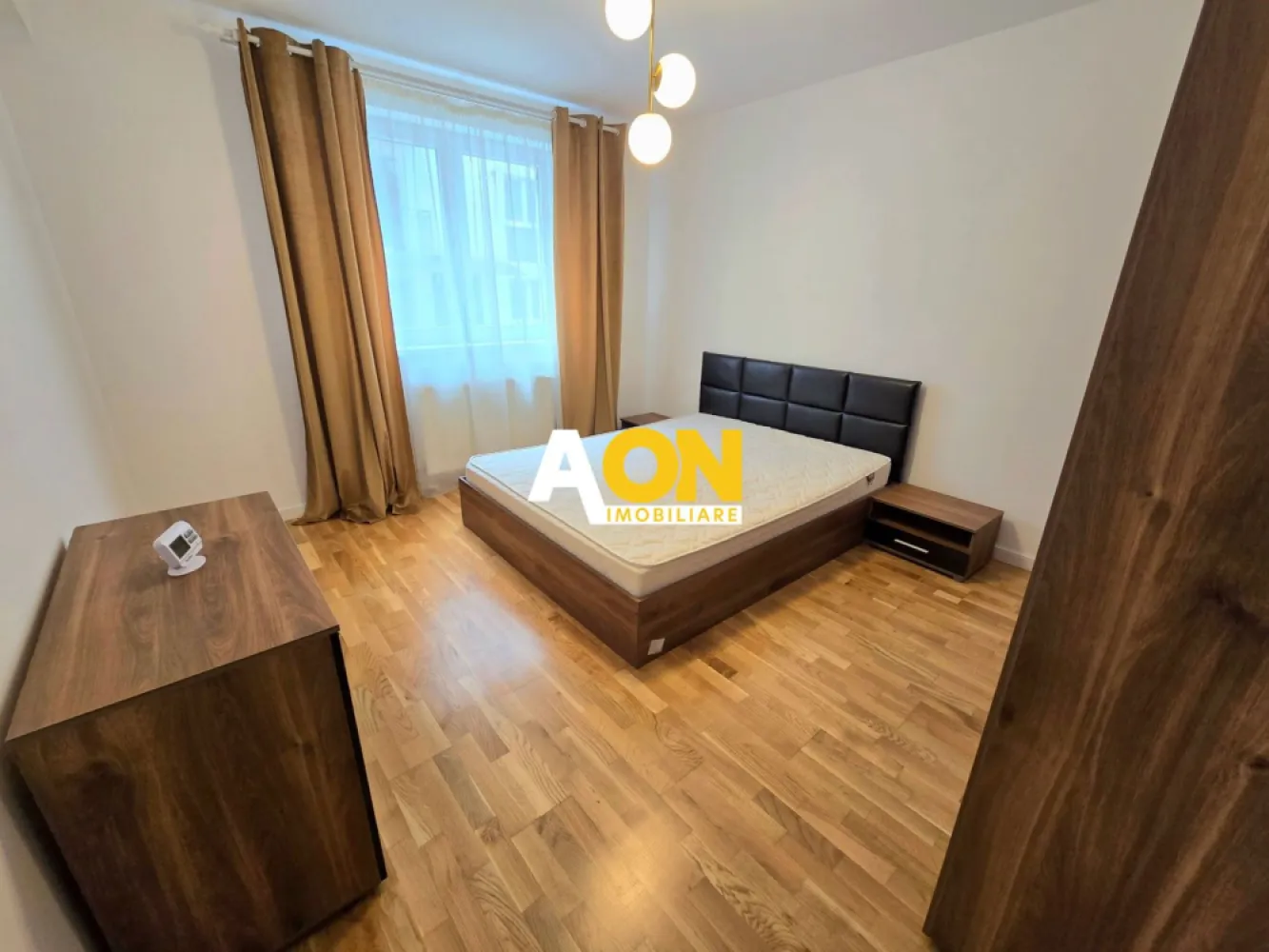 Apartament cu 2 Camere, Decomandat, Complet Mobilat, Zona Cetate - AON Imobiliare vă prezintă spre închiriere un apartament cu 2 camere situat în zona Cetate - Alba Iulia!
Apartamentul se închiriază complet mobilat și utilat, pe perioadă de minim 12 luni!
Proprietatea se află la parterul unui bloc cu 3 etaje, dispune de o suprafață utilă de 53mp, compartimentat decomandat, compus din:
- Dormitor
- Living
- Bucătărie
- Baie
- Hol
- Balcon
Există loc de parcare propriu!
Imobilul este amplasat într-o zonă liniștită, rezidențială, cu acces facil către punctele de interes din oraș!
Pentru mai multe detalii sau programarea unei vizionări, vă rugăm să ne contactați!
ID: CP3170131