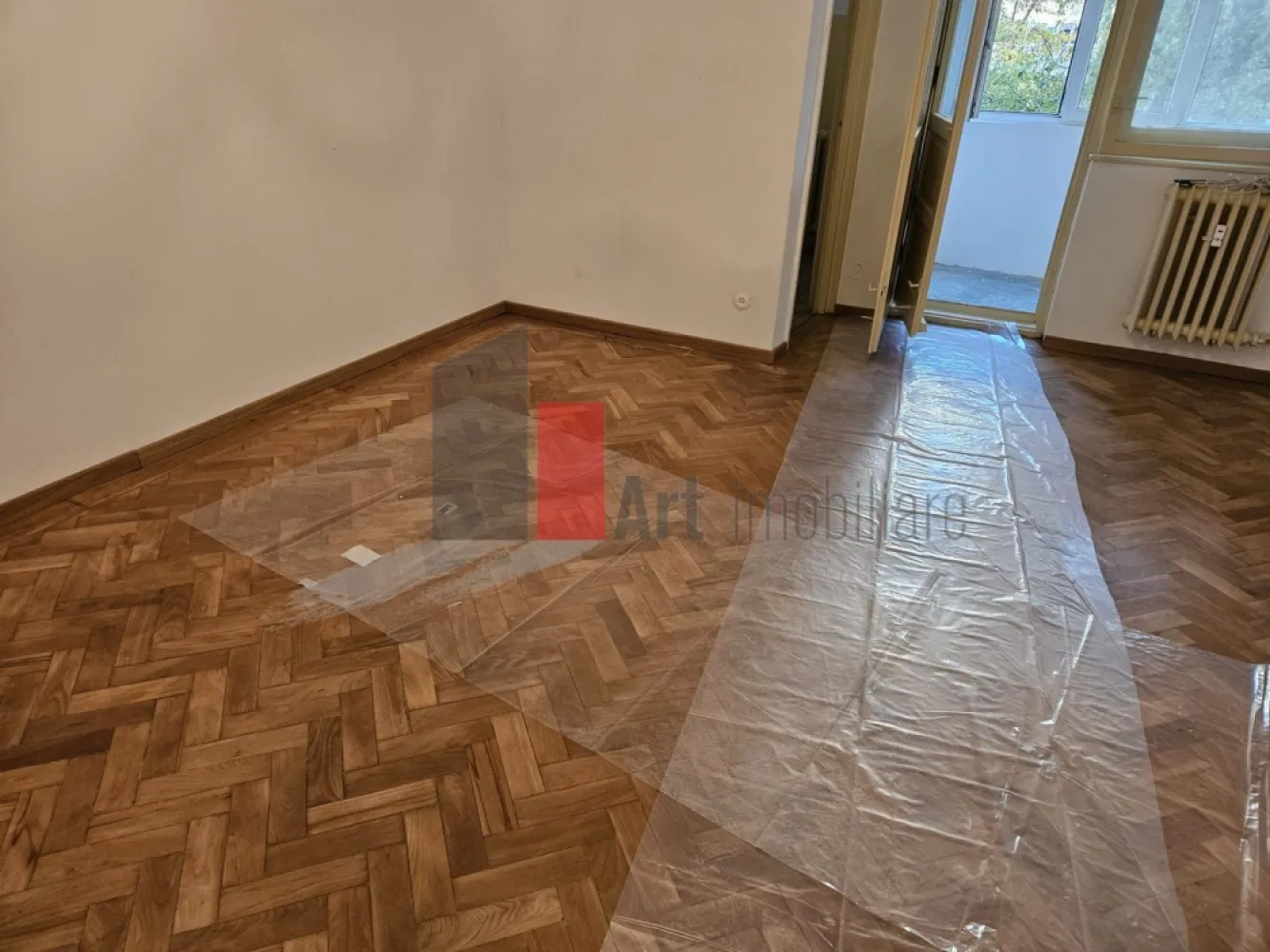 Garsoniera Drumul Taberei - Va prezentam spre vanzare o garsoniera la etajul 3 din 9 al unui imobil contruit in 

Se afla la aproximativ 5 minute de metrou Favorit si în apropiere se gasesc magazine, hipermarket, statie tramvai 41, st.STB, scoală, grădinițe.
Imobilul este reabilitat termic si actele sunt pregatite pentru vanzare.

Pentru informatii sau vizionare va stam la dispozitie: 0720-622.788