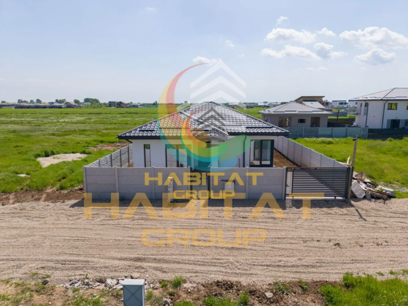 Casa 2 dormitoare | 2 bai | Finisata la cheie | Teren 375 mp - Habitat Group vă propune spre vânzare o casă modernă pe parter în Vidra, amplasată la doar 500 metri de Mega Parc, într-o zonă liniștită și în plină dezvoltare, cu acces rapid către București.

Preț: 145.000 Euro | Comision 0%

Locuința este ideală pentru familii care își doresc confort, spațiu și finisaje premium, fiind compartimentată eficient astfel:
- 2 dormitoare spațioase;
- dormitor matrimonial cu dressing și baie proprie;
- living generos cu bucătărie open-space;
- 2 băi moderne;
- terasă;
- beci și pod pentru depozitare.

Suprafață teren: 375 mp

Dotări și finisaje premium:
- tâmplărie Salamander tripan;
- încălzire în pardoseală;
- finisaje moderne de calitate superioară;
- predare la cheie.

Utilități:
- gaze naturale;
- curent electric;
- puț propriu;
- fosă ecologică.

Acces rapid către transport:
700 m până la STV 475.

Dacă sunteți în căutarea unei case noi în Vidra, aproape de București, această proprietate reprezintă alegerea ideală.

Contact:
Cornel Blanaru – Agent imobiliar
Telefon / WhatsApp: 0773 795 896