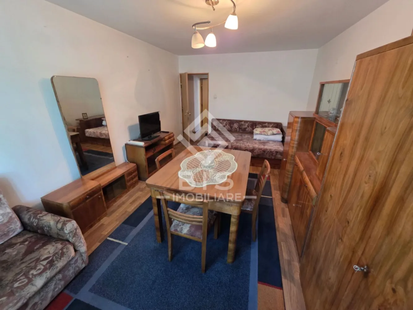 Apartament 2 camere decomandate. ETAJ 2 - Vând apartament 2 camere decomandat, str. Independenței – Etaj 2

 ​Descriere:
 Se vinde apartament cu 2 camere, tip decomandat, situat pe strada Independenței, într-o zonă accesibilă.
 Locuința se află la etajul 2, are o suprafață utilă de 55 mp și este compartimentată practic, fiind ideală atât pentru locuit, cât și pentru investiție.
 ​Suprafață: 55 mp
​Compartimentare: Decomandat
Etaj: 2
​Localizare: Str. Independenței
​Apartamentul se prezintă conform fotografiilor atașate.
​Preț: 69.000 € (ușor negociabil).
​Pentru mai multe detalii sau pentru a programa o vizionare, vă rog să mă contactați 0757080852