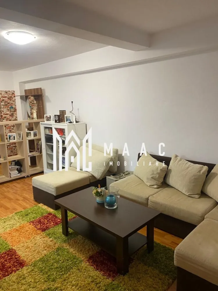 Apartament 2 camere | Strada Tilisca - Maac Imobiliare vă propune spre închiriere un apartament cu 2 camere, situat într-o zonă foarte bine poziționată, în apropierea numeroaselor puncte de interes: magazin Simpa, școli, stații de autobuz, grădiniță si parcul Sub Arini. Apartamentul este decomandat și dispune de: living luminos dormitor bucatarie open space balcon mare deschis baie cu geam de aerisire Locuința este luminoasă, bine întreținută și oferă confortul necesar pentru un trai relaxat. Locuința se închiriază complet mobilată și utilată, fiind pregătită pentru mutare imediată. Condiții de închiriere: Se percepe o garanție în cuantumul unei chirii lunare. Animalele de companie nu sunt acceptate. Este ideală pentru o familie sau o persoană care își dorește confort și acces facil către toate facilitățile urbane. Pentru mai multe detalii și programarea unei vizionări, vă invităm să contactați Maac Imobiliare, specificând ID: CP2900448