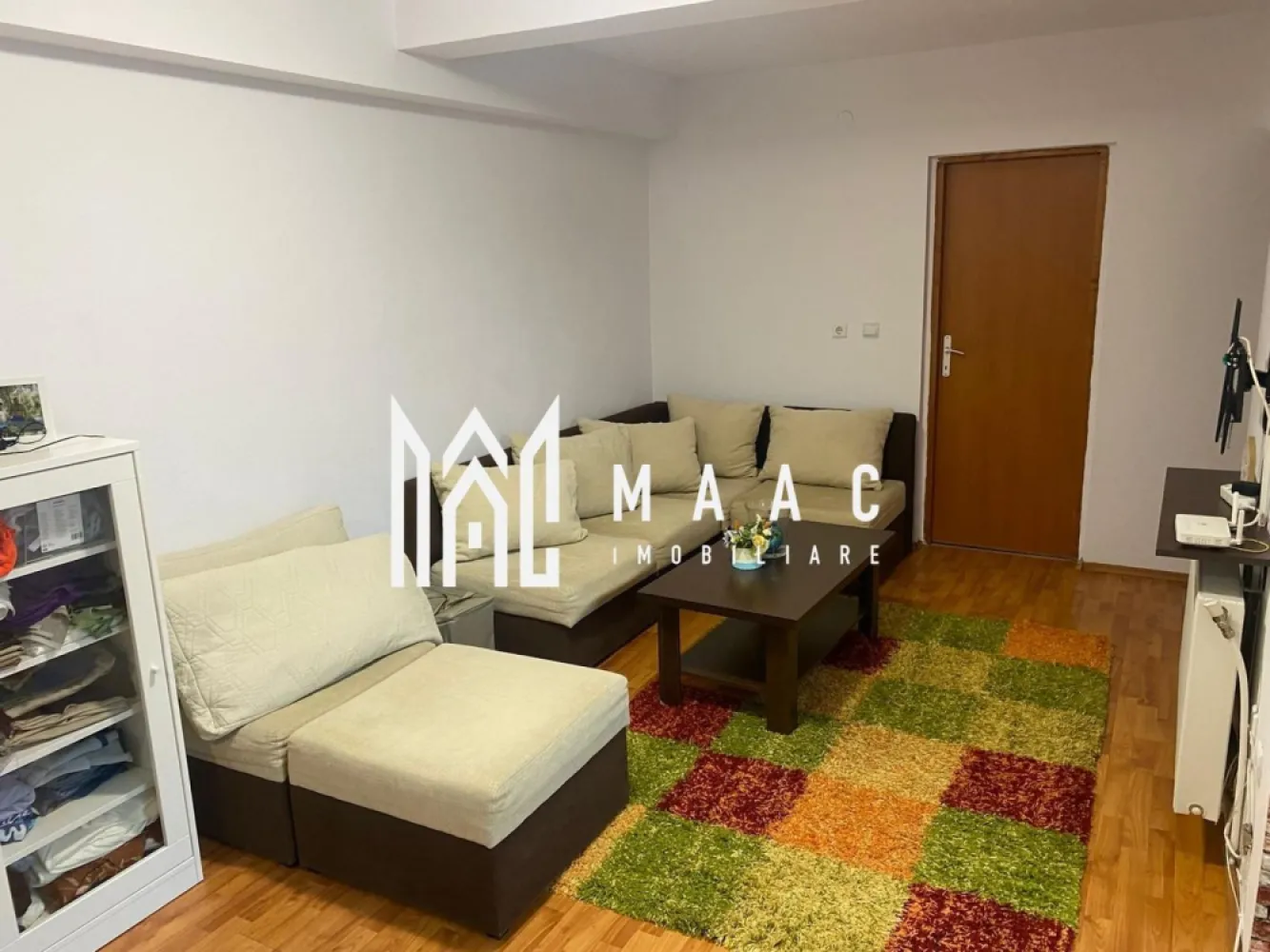 Apartament 2 camere | Strada Tilisca - Maac Imobiliare vă propune spre închiriere un apartament cu 2 camere, situat într-o zonă foarte bine poziționată, în apropierea numeroaselor puncte de interes: magazin Simpa, școli, stații de autobuz, grădiniță si parcul Sub Arini. Apartamentul este decomandat și dispune de: living luminos dormitor bucatarie open space balcon mare deschis baie cu geam de aerisire Locuința este luminoasă, bine întreținută și oferă confortul necesar pentru un trai relaxat. Locuința se închiriază complet mobilată și utilată, fiind pregătită pentru mutare imediată. Condiții de închiriere: Se percepe o garanție în cuantumul unei chirii lunare. Animalele de companie nu sunt acceptate. Este ideală pentru o familie sau o persoană care își dorește confort și acces facil către toate facilitățile urbane. Pentru mai multe detalii și programarea unei vizionări, vă invităm să contactați Maac Imobiliare, specificând ID: CP2900448 }}