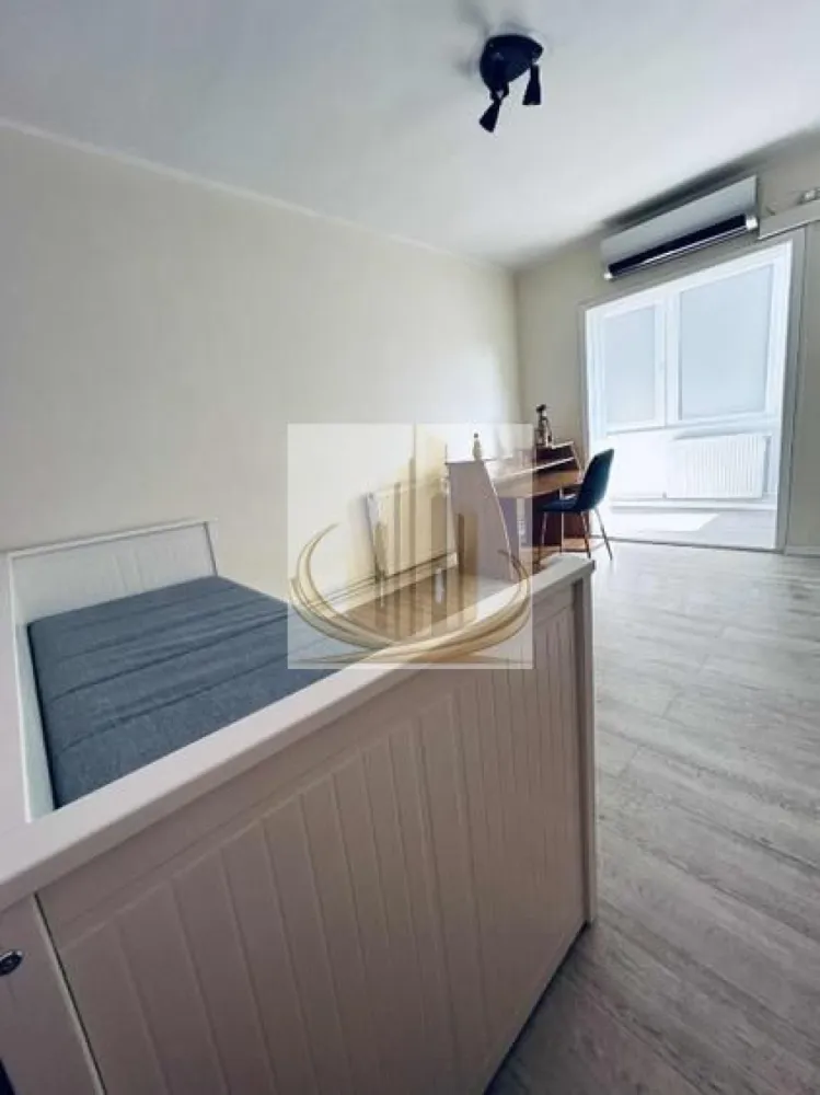 Ap spațios cu 3 Cam, 2 bai | 75 mp | Complexul Studentesc | Investitie - Echipa Grand Mobilis Imobiliare vă propune spre vânzare un apartament deosebit cu 3 camere, situat în inima Complexului Studențesc, una dintre cele mai apreciate și căutate zone din Timișoara, atât pentru locuire, cât și pentru investiție datorita randamentului ridicat de inchiriere din zona.

Cu o suprafață utilă de 65 mp, completată de două balcoane generoase, proprietatea oferă o suprafață totală de aproximativ 75 mp, fiind alegerea ideală pentru cei care își doresc un apartament spațios, luminos și pregătit pentru mutare imediată.

Situat la etajul 4 din 4 al unui bloc reabilitat termic, apartamentul beneficiază de o vedere panoramică superbă asupra orașului, oferind lumină naturală pe tot parcursul zilei și o perspectivă rar întâlnită în această zonă. Un avantaj important îl reprezintă faptul că hidroizolația acoperișului a fost refăcută în anul 2018, odată cu reabilitarea termică a imobilului.

Compartimentarea este excelentă și foarte practică:

living generos;
bucătărie separată;
2 dormitoare;
2 băi;
2 balcoane;
holuri spațioase cu numeroase zone de depozitare.

Apartamentul se remarcă prin starea foarte bună de întreținere și prin faptul că nu necesită investiții suplimentare, fiind pregătit pentru noii proprietari. Acesta se vinde complet mobilat și utilat, inclusiv cu electrocasnice, reprezentând o soluție ideală atât pentru locuire imediată, cât și pentru închiriere.

Confortul termic este asigurat prin intermediul centralei proprii pe gaz și al caloriferelor, iar instalațiile electrice și sanitare au fost înlocuite, oferind siguranță și costuri reduse pe termen lung.

Poziția este, fără îndoială, unul dintre cele mai mari atuuri ale proprietății. În imediata apropiere regăsim universități, școli, licee, grădinițe, magazine, restaurante, cafenele, parcuri și mijloace de transport în comun cu legături rapide către toate zonele orașului. Totodată, centrul Timișoarei se află la aproximativ 15 minute de mers pe jos, ceea ce transformă această proprietate într-o alegere excelentă pentru familii, studenți, cadre universitare sau medici rezidenți.

Datorită amplasării ultracentrale și a cererii constante pentru închirieri în zonă, apartamentul reprezintă și o oportunitate excelentă de investiție, cu un randament atractiv și un grad ridicat de ocupare pe tot parcursul anului.

Un apartament complet, într-o locație premium, care îmbină spațiul generos, confortul și poziționarea excelentă într-una dintre cele mai dinamice zone ale orașului.

Pentru mai multe detalii sau programarea unei vizionări, echipa Grand Mobilis Imobiliare vă stă cu drag la dispoziție!