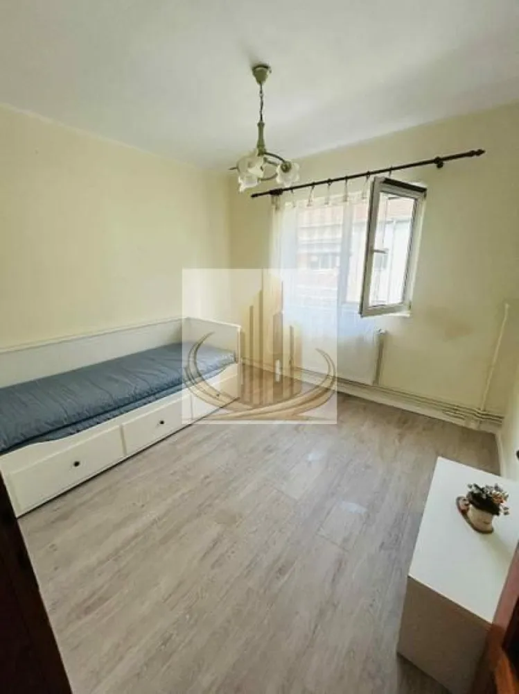 Ap spațios cu 3 Cam, 2 bai | 75 mp | Complexul Studentesc | Investitie - Echipa Grand Mobilis Imobiliare vă propune spre vânzare un apartament deosebit cu 3 camere, situat în inima Complexului Studențesc, una dintre cele mai apreciate și căutate zone din Timișoara, atât pentru locuire, cât și pentru investiție datorita randamentului ridicat de inchiriere din zona.

Cu o suprafață utilă de 65 mp, completată de două balcoane generoase, proprietatea oferă o suprafață totală de aproximativ 75 mp, fiind alegerea ideală pentru cei care își doresc un apartament spațios, luminos și pregătit pentru mutare imediată.

Situat la etajul 4 din 4 al unui bloc reabilitat termic, apartamentul beneficiază de o vedere panoramică superbă asupra orașului, oferind lumină naturală pe tot parcursul zilei și o perspectivă rar întâlnită în această zonă. Un avantaj important îl reprezintă faptul că hidroizolația acoperișului a fost refăcută în anul 2018, odată cu reabilitarea termică a imobilului.

Compartimentarea este excelentă și foarte practică:

living generos;
bucătărie separată;
2 dormitoare;
2 băi;
2 balcoane;
holuri spațioase cu numeroase zone de depozitare.

Apartamentul se remarcă prin starea foarte bună de întreținere și prin faptul că nu necesită investiții suplimentare, fiind pregătit pentru noii proprietari. Acesta se vinde complet mobilat și utilat, inclusiv cu electrocasnice, reprezentând o soluție ideală atât pentru locuire imediată, cât și pentru închiriere.

Confortul termic este asigurat prin intermediul centralei proprii pe gaz și al caloriferelor, iar instalațiile electrice și sanitare au fost înlocuite, oferind siguranță și costuri reduse pe termen lung.

Poziția este, fără îndoială, unul dintre cele mai mari atuuri ale proprietății. În imediata apropiere regăsim universități, școli, licee, grădinițe, magazine, restaurante, cafenele, parcuri și mijloace de transport în comun cu legături rapide către toate zonele orașului. Totodată, centrul Timișoarei se află la aproximativ 15 minute de mers pe jos, ceea ce transformă această proprietate într-o alegere excelentă pentru familii, studenți, cadre universitare sau medici rezidenți.

Datorită amplasării ultracentrale și a cererii constante pentru închirieri în zonă, apartamentul reprezintă și o oportunitate excelentă de investiție, cu un randament atractiv și un grad ridicat de ocupare pe tot parcursul anului.

Un apartament complet, într-o locație premium, care îmbină spațiul generos, confortul și poziționarea excelentă într-una dintre cele mai dinamice zone ale orașului.

Pentru mai multe detalii sau programarea unei vizionări, echipa Grand Mobilis Imobiliare vă stă cu drag la dispoziție!