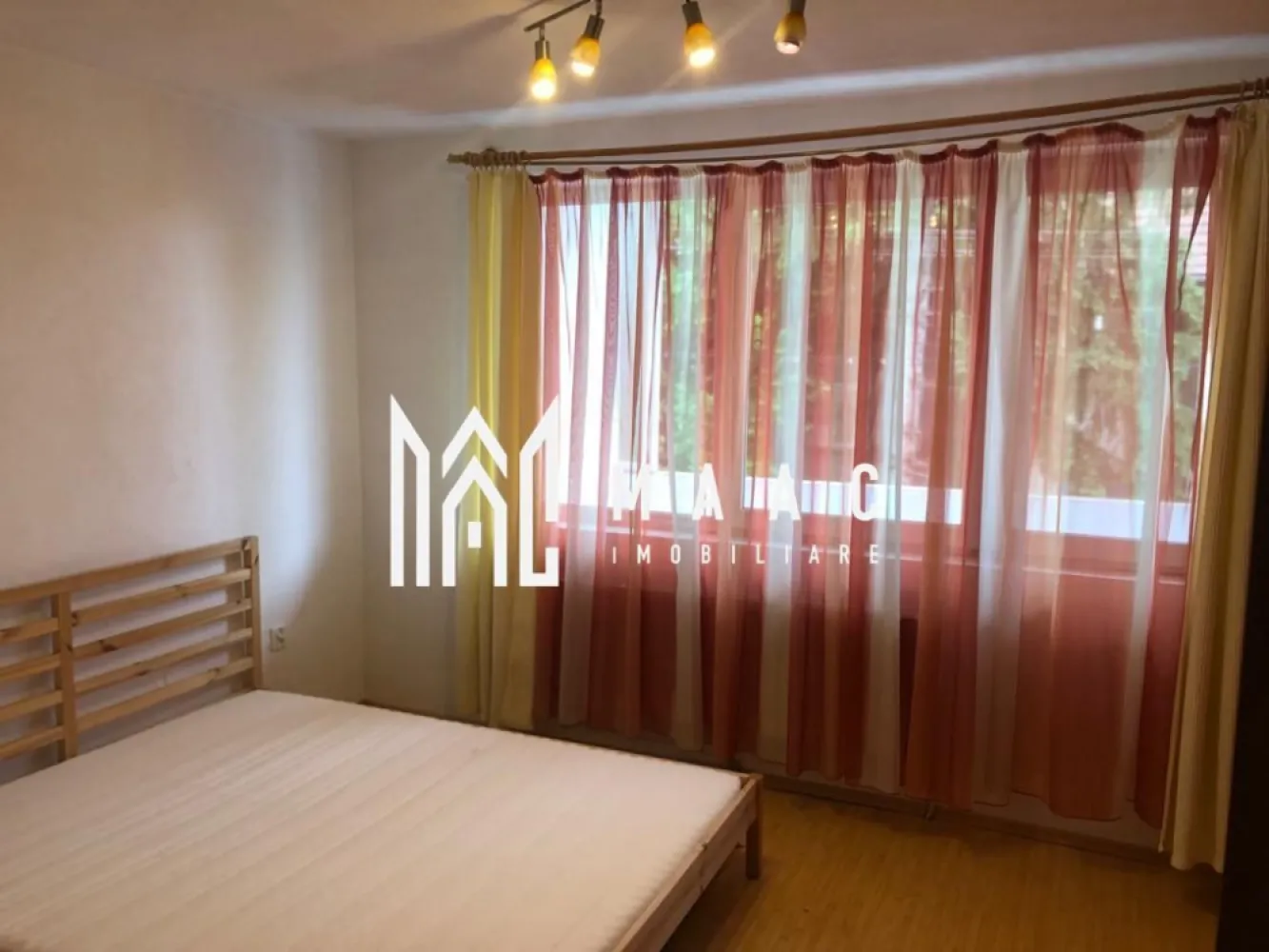 Apartament 2 camere | Strada Tilisca - Maac Imobiliare vă propune spre închiriere un apartament cu 2 camere, situat într-o zonă foarte bine poziționată, în apropierea numeroaselor puncte de interes: magazin Simpa, școli, stații de autobuz, grădiniță si parcul Sub Arini. Apartamentul este decomandat și dispune de: living luminos dormitor bucatarie open space balcon mare deschis baie cu geam de aerisire Locuința este luminoasă, bine întreținută și oferă confortul necesar pentru un trai relaxat. Locuința se închiriază complet mobilată și utilată, fiind pregătită pentru mutare imediată. Condiții de închiriere: Se percepe o garanție în cuantumul unei chirii lunare. Animalele de companie nu sunt acceptate. Este ideală pentru o familie sau o persoană care își dorește confort și acces facil către toate facilitățile urbane. Pentru mai multe detalii și programarea unei vizionări, vă invităm să contactați Maac Imobiliare, specificând ID: CP2900448 }}