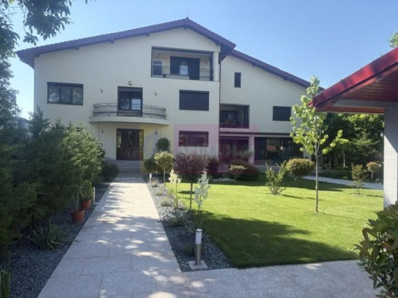 Vila P+1+M incojurata de o oaza de liniste si verdeata Bragadiru. - Compania imobiliara Apulum 94 va propune o vila superba inconjurata de multa verdeata situata in Bragadiru, in partea de sud. 
Pe un teren cu o suprafata de 1700 mp cu deschidere de 23 ml, este amplasata constructia de P+1+M, amplasata pe partea din spate a terenului, iar pe fata sunt 2 garaje, o baie pentru curte, iar deasuprafa fiecarui garaj este cate un spatiu pentru depozitare. 
Vila este finalizata in 2006, din beton, cu stalpi de beton si placa de beton peste fiecare nivel iar umplutura este din caramida, este izolata cu polistiren special de fatada de 10 densitate 24 iar acoperisul este din tigla +asteriala+izolatie. 
Compartimentarea casei este foarte speciala, fiind in total 10 camere+ 4 dressinguri+ 6 bai+ camera tehnica+ uscatorie. 
Este o casa unde pot conlocui 2 familii fara sa se deranjeze si sa aiba spatii separate. 
Inaltimea camerelor este 3 metri, iar camerele sunt foarte spatioase, luminoase. 
Finisajele interioare sunt de foarte buna calitate si anume:
- 2 centrale Viesmann, calorifere cu distribuitoare pe fiecare nivel si pe fiecare calorifer, 16 aparate de aer conditionat, cabine de dus cu sauna si hidromasaj, parchet din lemn masiv, gresie, faianta, parchet, termopan din lemn, rulouri exterioare actionate electric. 
Mobilierul este din lemn si foarte calitativ. 
Curtea libera este foarte ingrijita, cu gazon, flori, pomi fructiferi, brazi, un mic iaz, avand un sistem propriu pentru udare . 
Zona este linistita, foarte apropiata de Soseaua Alexandriei, de A0, avand un acces facil catre mijloacele de transport din zona si catre autostrazi. 
Pentru vizionare si alte detalii nu ezitati sa ma contactati pe nr 0733683446- Laura Ionescu.