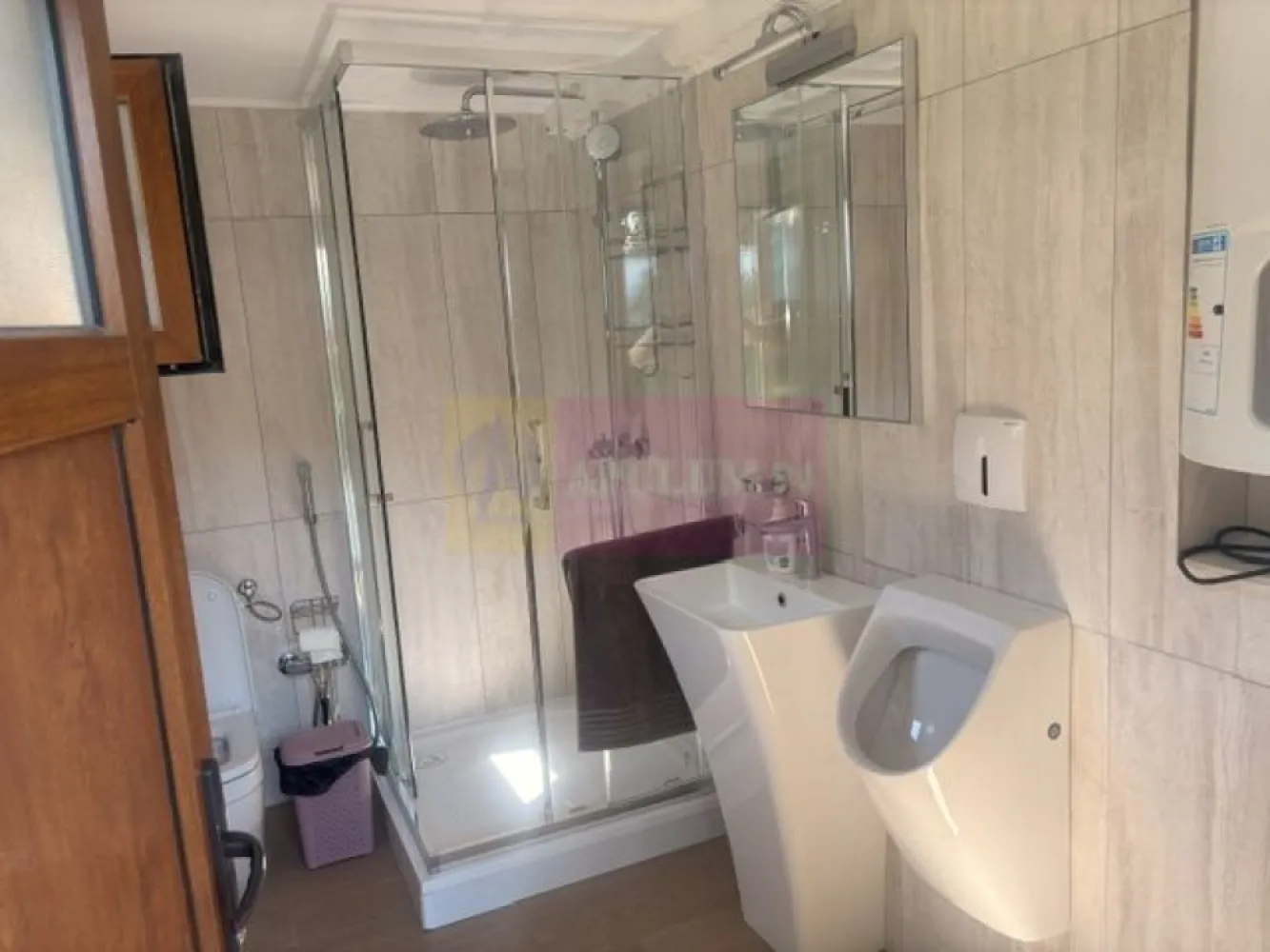 Vila P+1+M incojurata de o oaza de liniste si verdeata Bragadiru. - Compania imobiliara Apulum 94 va propune o vila superba inconjurata de multa verdeata situata in Bragadiru, in partea de sud. 
Pe un teren cu o suprafata de 1700 mp cu deschidere de 23 ml, este amplasata constructia de P+1+M, amplasata pe partea din spate a terenului, iar pe fata sunt 2 garaje, o baie pentru curte, iar deasuprafa fiecarui garaj este cate un spatiu pentru depozitare. 
Vila este finalizata in 2006, din beton, cu stalpi de beton si placa de beton peste fiecare nivel iar umplutura este din caramida, este izolata cu polistiren special de fatada de 10 densitate 24 iar acoperisul este din tigla +asteriala+izolatie. 
Compartimentarea casei este foarte speciala, fiind in total 10 camere+ 4 dressinguri+ 6 bai+ camera tehnica+ uscatorie. 
Este o casa unde pot conlocui 2 familii fara sa se deranjeze si sa aiba spatii separate. 
Inaltimea camerelor este 3 metri, iar camerele sunt foarte spatioase, luminoase. 
Finisajele interioare sunt de foarte buna calitate si anume:
- 2 centrale Viesmann, calorifere cu distribuitoare pe fiecare nivel si pe fiecare calorifer, 16 aparate de aer conditionat, cabine de dus cu sauna si hidromasaj, parchet din lemn masiv, gresie, faianta, parchet, termopan din lemn, rulouri exterioare actionate electric. 
Mobilierul este din lemn si foarte calitativ. 
Curtea libera este foarte ingrijita, cu gazon, flori, pomi fructiferi, brazi, un mic iaz, avand un sistem propriu pentru udare . 
Zona este linistita, foarte apropiata de Soseaua Alexandriei, de A0, avand un acces facil catre mijloacele de transport din zona si catre autostrazi. 
Pentru vizionare si alte detalii nu ezitati sa ma contactati pe nr 0733683446- Laura Ionescu.