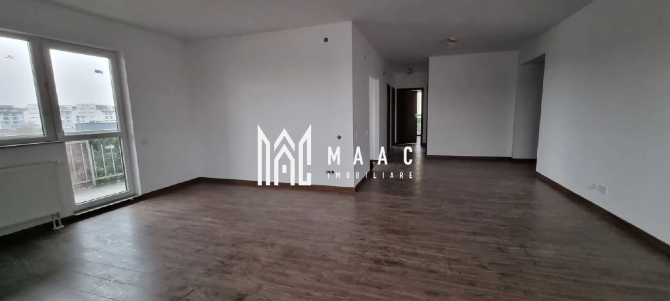 Apartament 3 camere | 93 mp utili+29mp terasa | Zona liniștită – Piata Rahovei - MAAC Imobiliare va propune spre vanzare un apartament pațios și luminos, situat într-una dintre cele mai bine cotate și liniștite zone ale Sibiului – Piața Rahovei. Proprietatea se află la etajul 3 al unui bloc nou (construcție 2023), realizat integral din beton monolit, cu regim de înălțime P+10, dotat cu 2 lifturi, parcare subterană și adăpost antiatomic. Apartamentul are o suprafață utilă de 93 mp, la care se adaugă o terasă generoasă de 23 mp și două balcoane a câte 3 mp fiecare, oferind o priveliște spectaculoasă către lanțul muntos. Compartimentarea este excelentă, cu un living extrem de generos, asemănător ca structură cu cele din vile, iar fiecare cameră beneficiază de acces direct la terasă sau balcon. Compartimentare: Hol intrare: 3,4 mp Debara: 1,0 mp Loc de luat masa: 10,6 mp Cameră de zi: 30,8 mp Bucătărie: 9,7 mp Cămară: 0,6 mp WC: 2,7 mp Dormitor matrimonial: 14,6 mp Sas: 3,6 mp Baie: 4,1 mp Dormitor: 11,4 mp Avantaje majore: 3 camere decomandate 2 băi, ambele dotate cu duș Terasă 23 mp + 2 balcoane Acces exterior din fiecare cameră Bloc solid din beton, izolat termic 2 lifturi, casă a scării foarte spațioasă Spații de depozitare la demisol (pivnițe) Adăpost antiatomic Posibilitate achiziționare parcare subterană Finisaje și dotări: Ușă de intrare metalică Uși interioare celulare, de calitate Tâmplărie PVC Pereți finisați cu vopsea lavabilă și faianță Pardoseli: parchet rezistent la apă (24h) și trafic intens, gresie în bucătărie și băi Contorizare separată (apă, căldură, curent) Utilități complete: curent electric, apă, canalizare, CATV, fibră optică Interfon și supraveghere video Parcare privată delimitată cu bariere Avantajele zonei: Aproape de piață agroalimentară– Piața Rahovei, școală, grădiniță, farmacii, Magazine diverse, Supeco La aproximativ 10 minute de centrul comercial Șelimbăr La 2 minute de stația de autobuz Zonă foarte bine cotată și liniștită 📌 Apartamentul se vinde nemobilat și neutilat, fiind predat la stadiul de cheie, ideal pentru amenajare după propriul gust. Pentru mai multe detalii si programarea unei vizionari va rugam sa specificati ID: CP2898570. }}