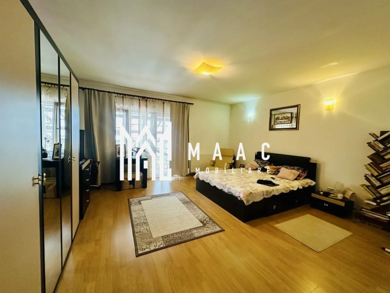 Casa moderna Vladesti | Zona Exclusivista | Curte interioara | - MAAC Imobiliare vă propune spre vânzare o locuință superbă, situată la ieșirea din Râmnicu Vâlcea, în cocheta localitate Vlădești. Proprietatea face parte dintr-un ansamblu rezidențial de case înșiruite, oferind echilibrul perfect între confortul urban și liniștea naturii.
Zonă premium: Amplasată într-un areal extrem de liniștit și curat.
Siguranță și intimitate: Accesul se realizează de pe o stradă privată, destinată exclusiv riveranilor.
Poziționată excelent, la doar câteva minute distanță de oraș.
Suprafață utilă: 140 mp generoși, perfect optimizați pentru o familie.
Număr camere: 4 camere spațioase și luminoase.
Configurație băi: 3 băi moderne (câte una dispusă pe fiecare nivel al casei).
Curte privată: 50 mp, spațiul ideal pentru relaxare, grătar sau un loc de joacă sigur pentru copii.
Living spectaculos: Situat la nivelul inferior, acesta impresionează printr-o înălțime generoasă de aproximativ 4 metri, oferind o senzație deosebită de spațiu și luminozitate.
Dormitor matrimonial: Amplasat la etajul superior, dispune de baie proprie și acces direct către o terasă privată cu vedere relaxantă.
Utilități complete: Proprietatea dispune de toate facilitățile necesare unui stil de viață modern.
Această proprietate reprezintă o oportunitate excelentă de investiție sau locuința ideală pentru cei care își doresc să evadeze din aglomerația orașului, fără a renunța la facilitățile acestuia.
Pentru a programa o vizionare si detalii suplimentare, contactati MAAC Imobiliare, specificand ID3178991