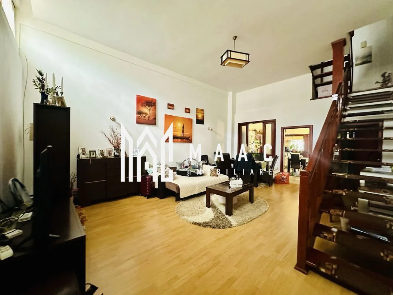 Casa moderna Vladesti | Zona Exclusivista | Curte interioara | - MAAC Imobiliare vă propune spre vânzare o locuință superbă, situată la ieșirea din Râmnicu Vâlcea, în cocheta localitate Vlădești. Proprietatea face parte dintr-un ansamblu rezidențial de case înșiruite, oferind echilibrul perfect între confortul urban și liniștea naturii.
Zonă premium: Amplasată într-un areal extrem de liniștit și curat.
Siguranță și intimitate: Accesul se realizează de pe o stradă privată, destinată exclusiv riveranilor.
Poziționată excelent, la doar câteva minute distanță de oraș.
Suprafață utilă: 140 mp generoși, perfect optimizați pentru o familie.
Număr camere: 4 camere spațioase și luminoase.
Configurație băi: 3 băi moderne (câte una dispusă pe fiecare nivel al casei).
Curte privată: 50 mp, spațiul ideal pentru relaxare, grătar sau un loc de joacă sigur pentru copii.
Living spectaculos: Situat la nivelul inferior, acesta impresionează printr-o înălțime generoasă de aproximativ 4 metri, oferind o senzație deosebită de spațiu și luminozitate.
Dormitor matrimonial: Amplasat la etajul superior, dispune de baie proprie și acces direct către o terasă privată cu vedere relaxantă.
Utilități complete: Proprietatea dispune de toate facilitățile necesare unui stil de viață modern.
Această proprietate reprezintă o oportunitate excelentă de investiție sau locuința ideală pentru cei care își doresc să evadeze din aglomerația orașului, fără a renunța la facilitățile acestuia.
Pentru a programa o vizionare si detalii suplimentare, contactati MAAC Imobiliare, specificand ID3178991
