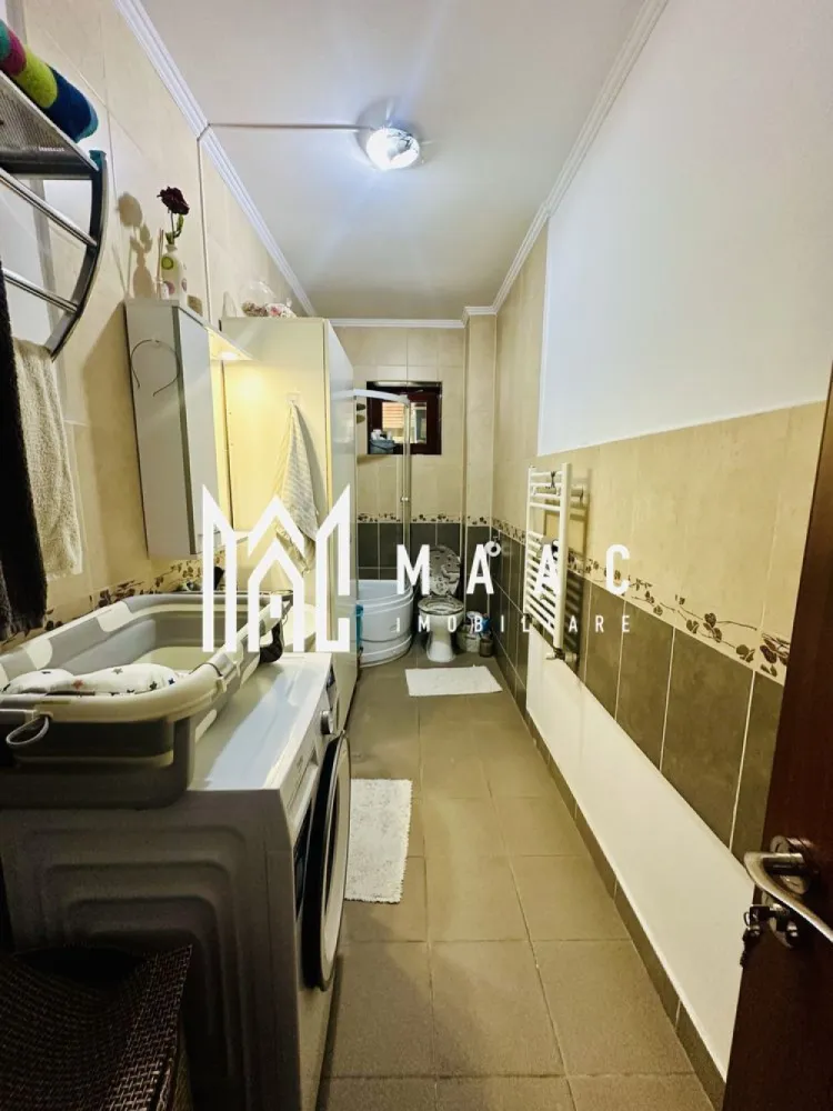 Casa moderna Vladesti | Zona Exclusivista | Curte interioara | - MAAC Imobiliare vă propune spre vânzare o locuință superbă, situată la ieșirea din Râmnicu Vâlcea, în cocheta localitate Vlădești. Proprietatea face parte dintr-un ansamblu rezidențial de case înșiruite, oferind echilibrul perfect între confortul urban și liniștea naturii.
Zonă premium: Amplasată într-un areal extrem de liniștit și curat.
Siguranță și intimitate: Accesul se realizează de pe o stradă privată, destinată exclusiv riveranilor.
Poziționată excelent, la doar câteva minute distanță de oraș.
Suprafață utilă: 140 mp generoși, perfect optimizați pentru o familie.
Număr camere: 4 camere spațioase și luminoase.
Configurație băi: 3 băi moderne (câte una dispusă pe fiecare nivel al casei).
Curte privată: 50 mp, spațiul ideal pentru relaxare, grătar sau un loc de joacă sigur pentru copii.
Living spectaculos: Situat la nivelul inferior, acesta impresionează printr-o înălțime generoasă de aproximativ 4 metri, oferind o senzație deosebită de spațiu și luminozitate.
Dormitor matrimonial: Amplasat la etajul superior, dispune de baie proprie și acces direct către o terasă privată cu vedere relaxantă.
Utilități complete: Proprietatea dispune de toate facilitățile necesare unui stil de viață modern.
Această proprietate reprezintă o oportunitate excelentă de investiție sau locuința ideală pentru cei care își doresc să evadeze din aglomerația orașului, fără a renunța la facilitățile acestuia.
Pentru a programa o vizionare si detalii suplimentare, contactati MAAC Imobiliare, specificand ID3178991