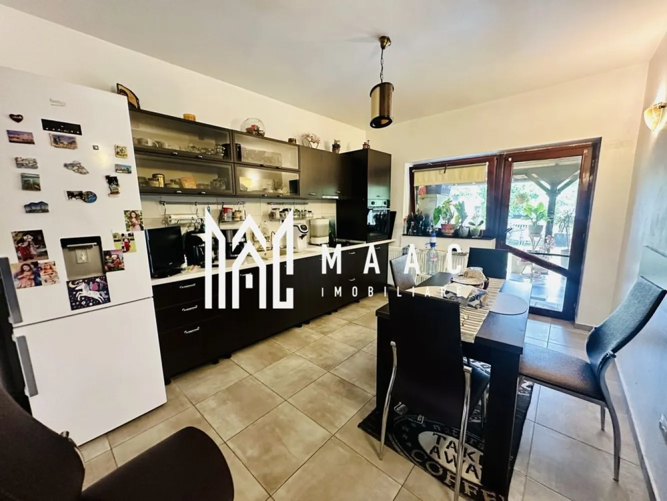 Casa moderna Vladesti | Zona Exclusivista | Curte interioara | - MAAC Imobiliare vă propune spre vânzare o locuință superbă, situată la ieșirea din Râmnicu Vâlcea, în cocheta localitate Vlădești. Proprietatea face parte dintr-un ansamblu rezidențial de case înșiruite, oferind echilibrul perfect între confortul urban și liniștea naturii.
Zonă premium: Amplasată într-un areal extrem de liniștit și curat.
Siguranță și intimitate: Accesul se realizează de pe o stradă privată, destinată exclusiv riveranilor.
Poziționată excelent, la doar câteva minute distanță de oraș.
Suprafață utilă: 140 mp generoși, perfect optimizați pentru o familie.
Număr camere: 4 camere spațioase și luminoase.
Configurație băi: 3 băi moderne (câte una dispusă pe fiecare nivel al casei).
Curte privată: 50 mp, spațiul ideal pentru relaxare, grătar sau un loc de joacă sigur pentru copii.
Living spectaculos: Situat la nivelul inferior, acesta impresionează printr-o înălțime generoasă de aproximativ 4 metri, oferind o senzație deosebită de spațiu și luminozitate.
Dormitor matrimonial: Amplasat la etajul superior, dispune de baie proprie și acces direct către o terasă privată cu vedere relaxantă.
Utilități complete: Proprietatea dispune de toate facilitățile necesare unui stil de viață modern.
Această proprietate reprezintă o oportunitate excelentă de investiție sau locuința ideală pentru cei care își doresc să evadeze din aglomerația orașului, fără a renunța la facilitățile acestuia.
Pentru a programa o vizionare si detalii suplimentare, contactati MAAC Imobiliare, specificand ID3178991