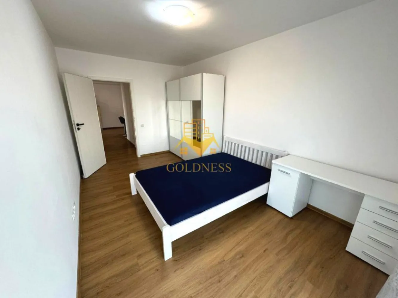 3 camere, modern, bloc nou, Parcare, Zorilor, zona Frunzisului, LIDL - GOLDNESS Imobiliare vă propune spre închiriere un apartament cu 3 camere complet mobilat și utilat, la etajul 4 într-un imobil de 15 etaje, în cartierul Zorilor. 
Dispune de parcare subterana contra cost 50 euro!

Apartamentul este compartimentat astfel:
 - dormitor cu pat matrimonial, dressing, noptiere
 - dormitor cu pat matrimonial, dressing, noptiere, birou
 - living cu bucatarie open-space complet utilată, canapea extensibilă, loc de servit masa 
- baie cu cabina de dus, calorifer port prosop inox și dulap pentru depozitare.
- terasa de 10 mp.

Imobilul este dotat cu toate cele necesare- centrală proprie, mașină de spălat haine, frigider, plită electrică, hotă, etc. 
Se află în apropierea stațiilor de transport în comun, magazine, restaurante, spații verzi, farmacii, etc. 
 
Dacă sunteți interesați de acest apartament și doriți să îl vizionați, dar și pentru alte oferte sau detalii nu ezitați să ne contactați telefonic sau prin e-mail. Vă stăm la dispoziție!