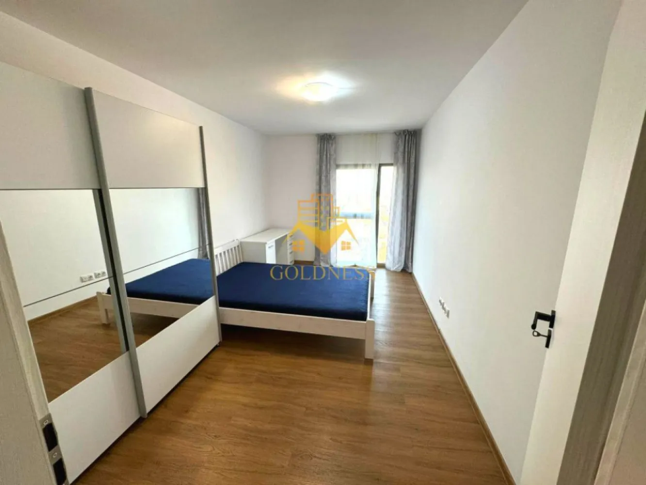 3 camere, modern, bloc nou, Parcare, Zorilor, zona Frunzisului, LIDL - GOLDNESS Imobiliare vă propune spre închiriere un apartament cu 3 camere complet mobilat și utilat, la etajul 4 într-un imobil de 15 etaje, în cartierul Zorilor. 
Dispune de parcare subterana contra cost 50 euro!

Apartamentul este compartimentat astfel:
 - dormitor cu pat matrimonial, dressing, noptiere
 - dormitor cu pat matrimonial, dressing, noptiere, birou
 - living cu bucatarie open-space complet utilată, canapea extensibilă, loc de servit masa 
- baie cu cabina de dus, calorifer port prosop inox și dulap pentru depozitare.
- terasa de 10 mp.

Imobilul este dotat cu toate cele necesare- centrală proprie, mașină de spălat haine, frigider, plită electrică, hotă, etc. 
Se află în apropierea stațiilor de transport în comun, magazine, restaurante, spații verzi, farmacii, etc. 
 
Dacă sunteți interesați de acest apartament și doriți să îl vizionați, dar și pentru alte oferte sau detalii nu ezitați să ne contactați telefonic sau prin e-mail. Vă stăm la dispoziție!