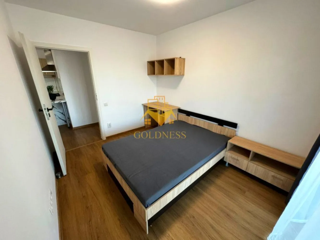 3 camere, modern, bloc nou, Parcare, Zorilor, zona Frunzisului, LIDL - GOLDNESS Imobiliare vă propune spre închiriere un apartament cu 3 camere complet mobilat și utilat, la etajul 4 într-un imobil de 15 etaje, în cartierul Zorilor. 
Dispune de parcare subterana contra cost 50 euro!

Apartamentul este compartimentat astfel:
 - dormitor cu pat matrimonial, dressing, noptiere
 - dormitor cu pat matrimonial, dressing, noptiere, birou
 - living cu bucatarie open-space complet utilată, canapea extensibilă, loc de servit masa 
- baie cu cabina de dus, calorifer port prosop inox și dulap pentru depozitare.
- terasa de 10 mp.

Imobilul este dotat cu toate cele necesare- centrală proprie, mașină de spălat haine, frigider, plită electrică, hotă, etc. 
Se află în apropierea stațiilor de transport în comun, magazine, restaurante, spații verzi, farmacii, etc. 
 
Dacă sunteți interesați de acest apartament și doriți să îl vizionați, dar și pentru alte oferte sau detalii nu ezitați să ne contactați telefonic sau prin e-mail. Vă stăm la dispoziție!
