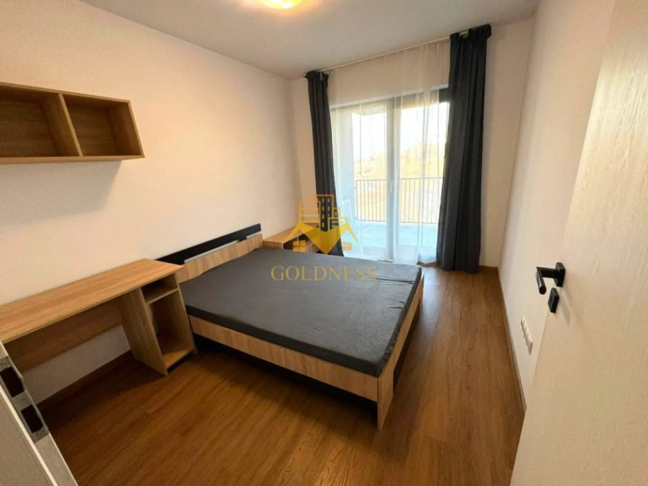 3 camere, modern, bloc nou, Parcare, Zorilor, zona Frunzisului, LIDL - GOLDNESS Imobiliare vă propune spre închiriere un apartament cu 3 camere complet mobilat și utilat, la etajul 4 într-un imobil de 15 etaje, în cartierul Zorilor. 
Dispune de parcare subterana contra cost 50 euro!

Apartamentul este compartimentat astfel:
 - dormitor cu pat matrimonial, dressing, noptiere
 - dormitor cu pat matrimonial, dressing, noptiere, birou
 - living cu bucatarie open-space complet utilată, canapea extensibilă, loc de servit masa 
- baie cu cabina de dus, calorifer port prosop inox și dulap pentru depozitare.
- terasa de 10 mp.

Imobilul este dotat cu toate cele necesare- centrală proprie, mașină de spălat haine, frigider, plită electrică, hotă, etc. 
Se află în apropierea stațiilor de transport în comun, magazine, restaurante, spații verzi, farmacii, etc. 
 
Dacă sunteți interesați de acest apartament și doriți să îl vizionați, dar și pentru alte oferte sau detalii nu ezitați să ne contactați telefonic sau prin e-mail. Vă stăm la dispoziție!