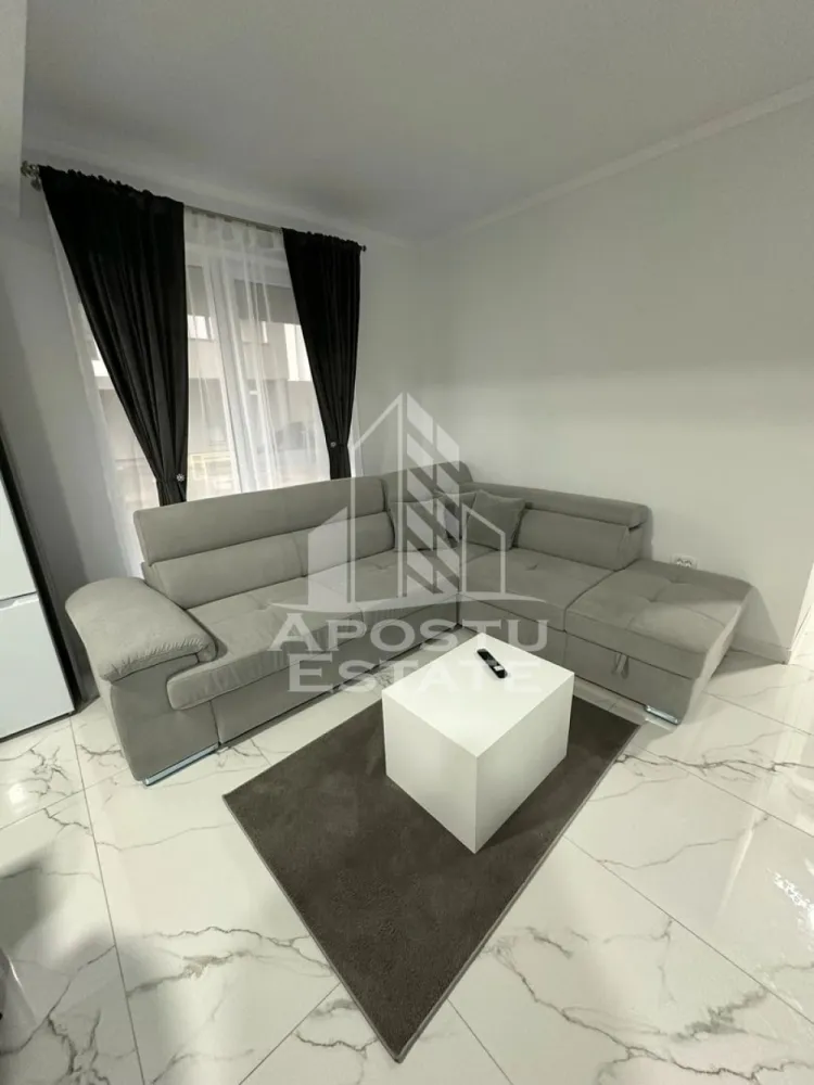 Apartament cu 2 camere, bloc nou, Braytim - Apostu Estate va ofera spre inchiriere un apartament cu 2 camere, aflat in bloc nou, in zona Braytim.
Apartamentul se afla la parterul unui bloc izolat exterior si beneficiaza de loc de parcare. 
Se afla intr-o zona linistita, la cateva minute fata de statia de autobuz, market sau fata de parc. 

Apartamentul are o suprafata aproximativa de 50 mp, este open space si compartimentat astfel:
- living spatios open space cu bucataria 
- hol intermediar 
- baie prevazuta cu dus si geam pentru aerisire
- dormitor matrimonial 

Apartamentul o sa se predea mobilat si utilat complet, cu mobilier de bucatarie pe comanda (inclusiv electrocasnice), canapea living, televizor, pantofar, mașina de spalat rufe, pat si dressing pe comanda. 

Apartament este disponibil din data de 1 septembrie! 

Confortul termic este realizat prin centrala proprie cu incalzire in pardoseala, dar si prin intermediul aparatului de aer conditionat. 

Va asteptam cu drag la o vizionare chiar astazi!