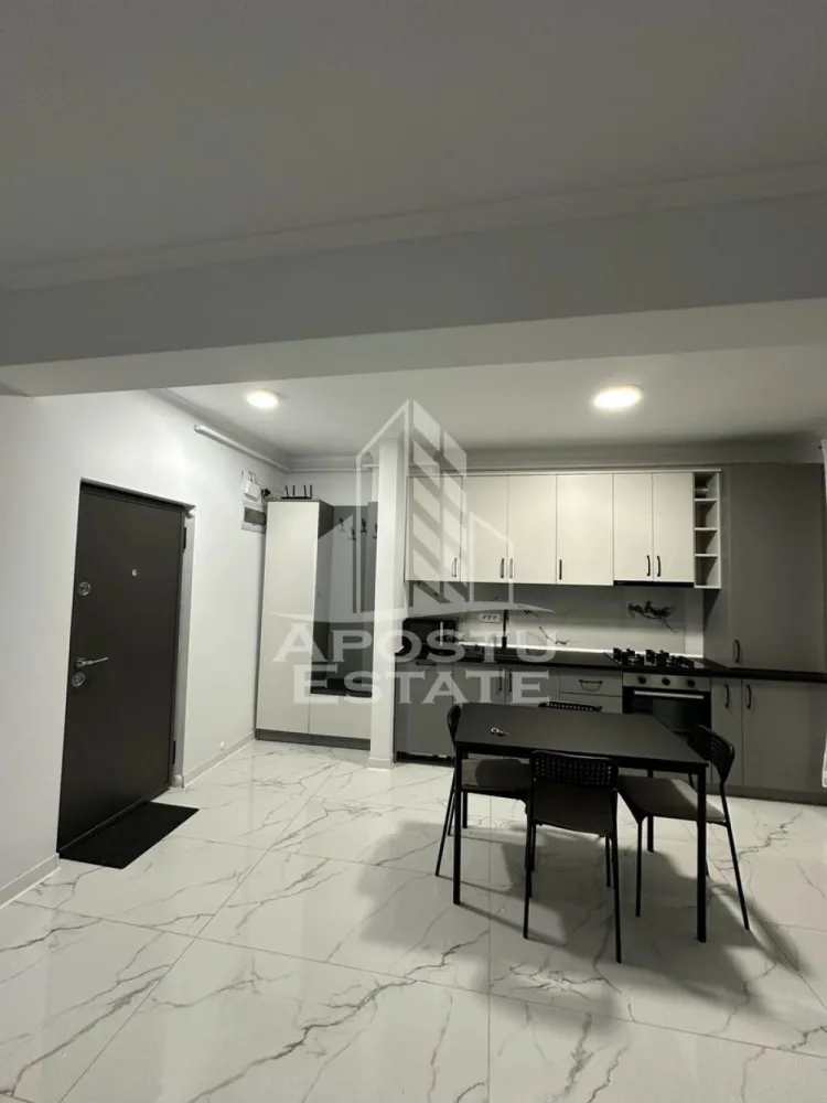 Apartament cu 2 camere, bloc nou, Braytim - Apostu Estate va ofera spre inchiriere un apartament cu 2 camere, aflat in bloc nou, in zona Braytim.
Apartamentul se afla la parterul unui bloc izolat exterior si beneficiaza de loc de parcare. 
Se afla intr-o zona linistita, la cateva minute fata de statia de autobuz, market sau fata de parc. 

Apartamentul are o suprafata aproximativa de 50 mp, este open space si compartimentat astfel:
- living spatios open space cu bucataria 
- hol intermediar 
- baie prevazuta cu dus si geam pentru aerisire
- dormitor matrimonial 

Apartamentul o sa se predea mobilat si utilat complet, cu mobilier de bucatarie pe comanda (inclusiv electrocasnice), canapea living, televizor, pantofar, mașina de spalat rufe, pat si dressing pe comanda. 

Apartament este disponibil din data de 1 septembrie! 

Confortul termic este realizat prin centrala proprie cu incalzire in pardoseala, dar si prin intermediul aparatului de aer conditionat. 

Va asteptam cu drag la o vizionare chiar astazi!