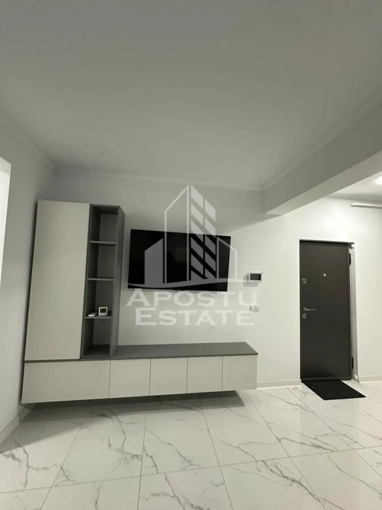 Apartament cu 2 camere, bloc nou, Braytim - Apostu Estate va ofera spre inchiriere un apartament cu 2 camere, aflat in bloc nou, in zona Braytim.
Apartamentul se afla la parterul unui bloc izolat exterior si beneficiaza de loc de parcare. 
Se afla intr-o zona linistita, la cateva minute fata de statia de autobuz, market sau fata de parc. 

Apartamentul are o suprafata aproximativa de 50 mp, este open space si compartimentat astfel:
- living spatios open space cu bucataria 
- hol intermediar 
- baie prevazuta cu dus si geam pentru aerisire
- dormitor matrimonial 

Apartamentul o sa se predea mobilat si utilat complet, cu mobilier de bucatarie pe comanda (inclusiv electrocasnice), canapea living, televizor, pantofar, mașina de spalat rufe, pat si dressing pe comanda. 

Apartament este disponibil din data de 1 septembrie! 

Confortul termic este realizat prin centrala proprie cu incalzire in pardoseala, dar si prin intermediul aparatului de aer conditionat. 

Va asteptam cu drag la o vizionare chiar astazi!