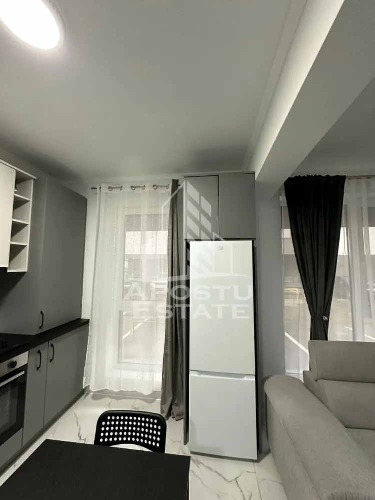 Apartament cu 2 camere, bloc nou, Braytim - Apostu Estate va ofera spre inchiriere un apartament cu 2 camere, aflat in bloc nou, in zona Braytim.
Apartamentul se afla la parterul unui bloc izolat exterior si beneficiaza de loc de parcare. 
Se afla intr-o zona linistita, la cateva minute fata de statia de autobuz, market sau fata de parc. 

Apartamentul are o suprafata aproximativa de 50 mp, este open space si compartimentat astfel:
- living spatios open space cu bucataria 
- hol intermediar 
- baie prevazuta cu dus si geam pentru aerisire
- dormitor matrimonial 

Apartamentul o sa se predea mobilat si utilat complet, cu mobilier de bucatarie pe comanda (inclusiv electrocasnice), canapea living, televizor, pantofar, mașina de spalat rufe, pat si dressing pe comanda. 

Apartament este disponibil din data de 1 septembrie! 

Confortul termic este realizat prin centrala proprie cu incalzire in pardoseala, dar si prin intermediul aparatului de aer conditionat. 

Va asteptam cu drag la o vizionare chiar astazi!