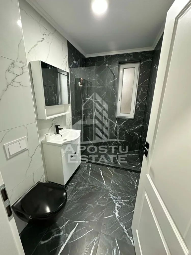 Apartament cu 2 camere, bloc nou, Braytim - Apostu Estate va ofera spre inchiriere un apartament cu 2 camere, aflat in bloc nou, in zona Braytim.
Apartamentul se afla la parterul unui bloc izolat exterior si beneficiaza de loc de parcare. 
Se afla intr-o zona linistita, la cateva minute fata de statia de autobuz, market sau fata de parc. 

Apartamentul are o suprafata aproximativa de 50 mp, este open space si compartimentat astfel:
- living spatios open space cu bucataria 
- hol intermediar 
- baie prevazuta cu dus si geam pentru aerisire
- dormitor matrimonial 

Apartamentul o sa se predea mobilat si utilat complet, cu mobilier de bucatarie pe comanda (inclusiv electrocasnice), canapea living, televizor, pantofar, mașina de spalat rufe, pat si dressing pe comanda. 

Apartament este disponibil din data de 1 septembrie! 

Confortul termic este realizat prin centrala proprie cu incalzire in pardoseala, dar si prin intermediul aparatului de aer conditionat. 

Va asteptam cu drag la o vizionare chiar astazi!