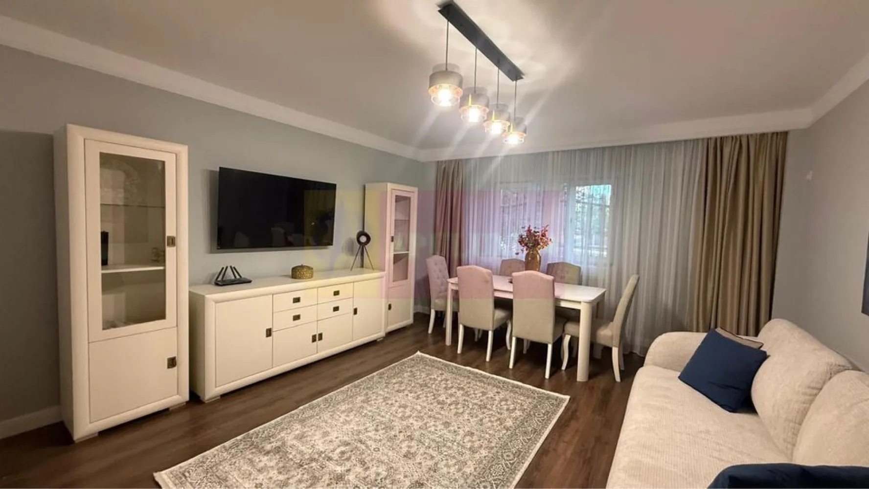 Apartament 3 Camere de Lux Unirii- Matei Basarab - Apartament 3 Camere de Lux in zona Ultracentrala Unirii-Decebal-Matei Basarab, la parter/8, bloc din 1995, renovat lux.
Pentru detalii si vizionari contactati agentul la 0733683461 Dona Camelia