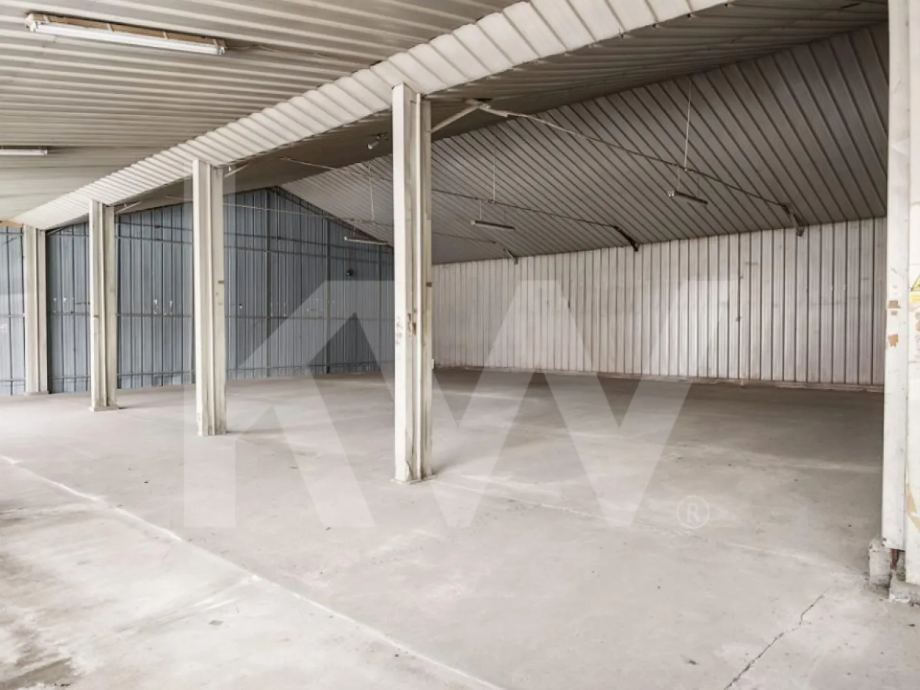 Hala industriala, spatiu depozitare, atelier productie, showroom, 216mp, Sibiu - Se oferă spre închiriere spațiu industrial și comercial de 216 mp situat în Sibiu, zona Turnișor, cu acces facil către centură și autostrada A1. Proprietatea este ideală pentru hală de depozitare rece, atelier mecanic/tehnic, mică producție sau showroom.

Înălțime utilă minimă: 3.10 m - maxim 5.40m
Front stradal: 12 ml
Poartă acces auto: Lățime 3.90 m | Înălțime 2.90 m (acces facil dube/autoutilitare)
Curte comună amenajată (spațiu manevră marfă)
2-3 locuri de parcare private incluse

Spațiul este disponibil imediat pentru vizionare.
