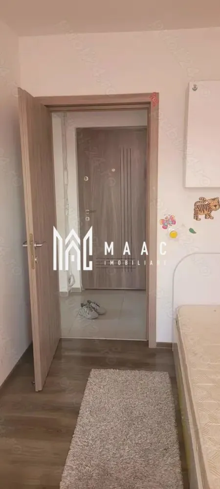 Apartament 3 camere| 2 bai| Vedere panoramica| Ostroveni - Apartament 3 camere, 2 băi, centrală proprie – Cartier Ostroveni, Râmnicu Vâlcea MAAC Imobiliare vă propune spre vânzare un apartament cu 3 camere, situat în cartierul Ostroveni, una dintre cele mai apreciate zone din Râmnicu Vâlcea. Proprietatea este amplasată la etajul 7 din 10, într-un bloc dotat cu lift, beneficiind de o vedere panoramică. Apartamentul are o suprafață utilă de 57 mp și o suprafață totală de 60 mp, fiind compartimentat eficient. Se vinde complet mobilat și utilat, gata pentru mutare imediată. Un avantaj important îl reprezintă centrala termică proprie pe gaz, care asigură confort termic și costuri reduse de întreținere. Balconul este închis cu geam termopan, iar locuința dispune de două grupuri sanitare, unul cu cadă și unul cu cabină de duș, ideal pentru familii sau pentru un stil de viață confortabil. Imobilul este situat în imediata apropiere a centrelor comerciale, școlilor, grădinițelor și instituțiilor, oferind acces rapid la toate facilitățile urbane. Zonă excelentă | Etaj 7/10 | Centrală proprie | Mobilat complet | Vedere panoramică Pentru informații suplimentare sau programarea unei vizionări, MAAC Imobiliare vă stă la dispoziție. ID: CP2900642 }}