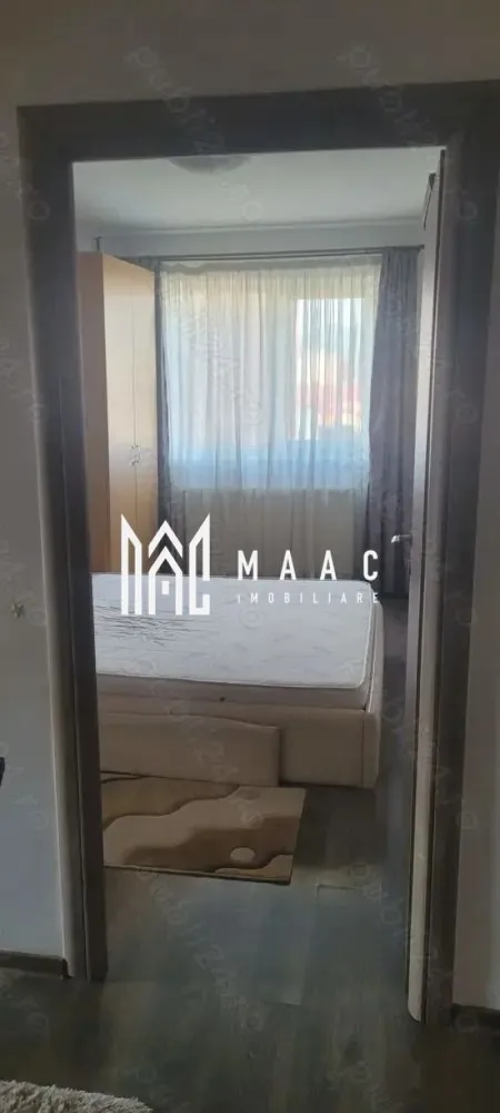 Apartament 3 camere| 2 bai| Vedere panoramica| Ostroveni - Apartament 3 camere, 2 băi, centrală proprie – Cartier Ostroveni, Râmnicu Vâlcea MAAC Imobiliare vă propune spre vânzare un apartament cu 3 camere, situat în cartierul Ostroveni, una dintre cele mai apreciate zone din Râmnicu Vâlcea. Proprietatea este amplasată la etajul 7 din 10, într-un bloc dotat cu lift, beneficiind de o vedere panoramică. Apartamentul are o suprafață utilă de 57 mp și o suprafață totală de 60 mp, fiind compartimentat eficient. Se vinde complet mobilat și utilat, gata pentru mutare imediată. Un avantaj important îl reprezintă centrala termică proprie pe gaz, care asigură confort termic și costuri reduse de întreținere. Balconul este închis cu geam termopan, iar locuința dispune de două grupuri sanitare, unul cu cadă și unul cu cabină de duș, ideal pentru familii sau pentru un stil de viață confortabil. Imobilul este situat în imediata apropiere a centrelor comerciale, școlilor, grădinițelor și instituțiilor, oferind acces rapid la toate facilitățile urbane. Zonă excelentă | Etaj 7/10 | Centrală proprie | Mobilat complet | Vedere panoramică Pentru informații suplimentare sau programarea unei vizionări, MAAC Imobiliare vă stă la dispoziție. ID: CP2900642 }}