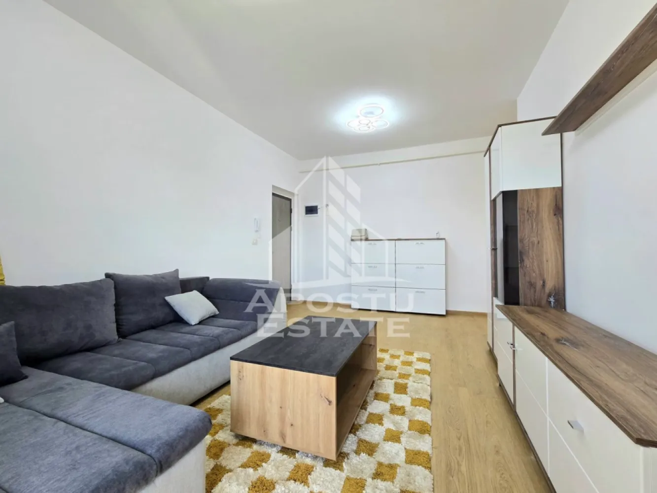 Apartament de vanzare, 3 camere, 2 balcoane, zona Calea Urseni, Giroc - Apostu Estate va ofera spre vanzare un apartament nou, modern, cu 3 camere, 2 balcoane si loc de parcare inclus, situat la etajul 3 al unui imobil situat in zona Calea Urseni, Giroc. 

Apartamentul se afla la doar 300 m fata de prima statie de autobuz si 800 m fata de Zone 2 si Mega Image Calea Urseni, Timisoara. Doi km si jumatate pana la Continental Automotive Timisoara.

Apartamentul are o suprafata utila de 70 mp, fiind compartimentat astfel: 
-living spatios cu iesire la balcon 
- bucatarie inchisa, cu loc de luat masa 
- dormitor 
- baie cu dus si prevazuta cu geam 
- dormitor matrimonial cu iesire la balcon 

Apartamentul se vinde mobilat si utilat complet, fiind gata de mutare.
Beneficiaza de un loc de parcare inscris in cartea funciara. 
Incalzirea se realizeaza prin intermediul centralei proprii, incalzire in pardoseala.

Agentia imobiliara Apostu Estate va ofera consultanta bancara gratuita prin intermediul colaboratorilor nostri pentru alegerea celui mai potrivit tip de credit, astfel incat tu sa devi noul proprietar al acestui apartament.

Disponibil imediat! 
Va asteptam cu drag la o vizionare chiar astazi!