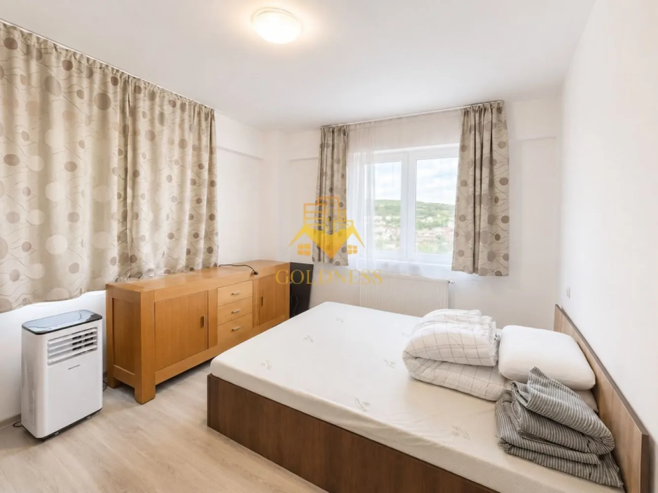 2 Camere open space, Oasului, Parcare, Modern, Iris, Panemar, Auchan - GOLDNESS Imobiliare vă propune spre închiriere un apartament cu 2 camere complet mobilat și utilat, la etajul4 într-un imobil de 8 etaje, în Cartierul Iris.
Parcare subterana inclusa!
Se află în apropierea stațiilor de transport în comun, magazine, restaurante, spații verzi, farmacii, etc. 

Apartamentul este compartimentat astfel:
 - dormitor cu pat matrimonial, dressing, noptiere
 - living cu bucatarie open space complet utilată și mobilată, canapea extensibilă, loc de servit masa 
 - baie cu cada, calorifer port prosop și dulap pentru depozitare.
 - balcon 4 mp.

Imobilul este dotat cu toate cele necesare- centrală proprie, frigider, aragaz, hotă, mașină de spălat haine, etc. 

Dacă sunteți interesați de acest apartament și doriți să îl vizionați, dar și pentru alte oferte nu ezitați să ne contactați telefonic sau prin e-mail. Vă stăm la dispoziție!
Pentru intermediere se percepe un comision de 50% din prețul chiriei!