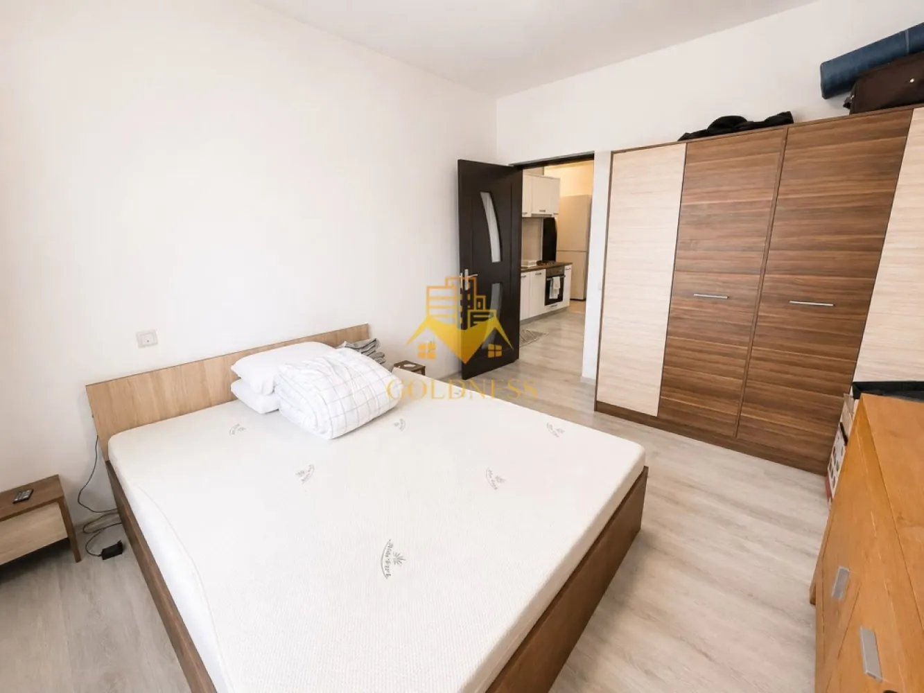 2 Camere open space, Oasului, Parcare, Modern, Iris, Panemar, Auchan - GOLDNESS Imobiliare vă propune spre închiriere un apartament cu 2 camere complet mobilat și utilat, la etajul4 într-un imobil de 8 etaje, în Cartierul Iris.
Parcare subterana inclusa!
Se află în apropierea stațiilor de transport în comun, magazine, restaurante, spații verzi, farmacii, etc. 

Apartamentul este compartimentat astfel:
 - dormitor cu pat matrimonial, dressing, noptiere
 - living cu bucatarie open space complet utilată și mobilată, canapea extensibilă, loc de servit masa 
 - baie cu cada, calorifer port prosop și dulap pentru depozitare.
 - balcon 4 mp.

Imobilul este dotat cu toate cele necesare- centrală proprie, frigider, aragaz, hotă, mașină de spălat haine, etc. 

Dacă sunteți interesați de acest apartament și doriți să îl vizionați, dar și pentru alte oferte nu ezitați să ne contactați telefonic sau prin e-mail. Vă stăm la dispoziție!
Pentru intermediere se percepe un comision de 50% din prețul chiriei!