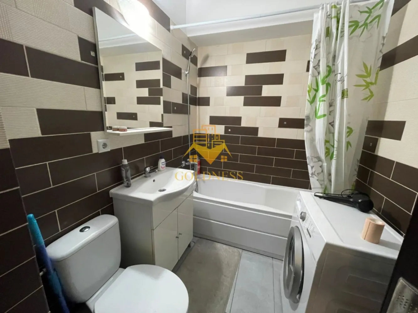 2 Camere open space, Oasului, Parcare, Modern, Iris, Panemar, Auchan - GOLDNESS Imobiliare vă propune spre închiriere un apartament cu 2 camere complet mobilat și utilat, la etajul4 într-un imobil de 8 etaje, în Cartierul Iris.
Parcare subterana inclusa!
Se află în apropierea stațiilor de transport în comun, magazine, restaurante, spații verzi, farmacii, etc. 

Apartamentul este compartimentat astfel:
 - dormitor cu pat matrimonial, dressing, noptiere
 - living cu bucatarie open space complet utilată și mobilată, canapea extensibilă, loc de servit masa 
 - baie cu cada, calorifer port prosop și dulap pentru depozitare.
 - balcon 4 mp.

Imobilul este dotat cu toate cele necesare- centrală proprie, frigider, aragaz, hotă, mașină de spălat haine, etc. 

Dacă sunteți interesați de acest apartament și doriți să îl vizionați, dar și pentru alte oferte nu ezitați să ne contactați telefonic sau prin e-mail. Vă stăm la dispoziție!
Pentru intermediere se percepe un comision de 50% din prețul chiriei!