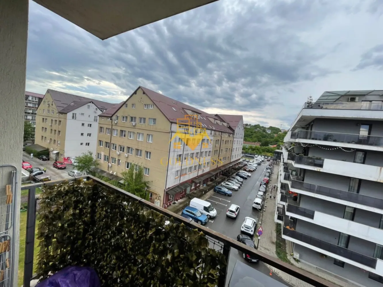 2 Camere open space, Oasului, Parcare, Modern, Iris, Panemar, Auchan - GOLDNESS Imobiliare vă propune spre închiriere un apartament cu 2 camere complet mobilat și utilat, la etajul4 într-un imobil de 8 etaje, în Cartierul Iris.
Parcare subterana inclusa!
Se află în apropierea stațiilor de transport în comun, magazine, restaurante, spații verzi, farmacii, etc. 

Apartamentul este compartimentat astfel:
 - dormitor cu pat matrimonial, dressing, noptiere
 - living cu bucatarie open space complet utilată și mobilată, canapea extensibilă, loc de servit masa 
 - baie cu cada, calorifer port prosop și dulap pentru depozitare.
 - balcon 4 mp.

Imobilul este dotat cu toate cele necesare- centrală proprie, frigider, aragaz, hotă, mașină de spălat haine, etc. 

Dacă sunteți interesați de acest apartament și doriți să îl vizionați, dar și pentru alte oferte nu ezitați să ne contactați telefonic sau prin e-mail. Vă stăm la dispoziție!
Pentru intermediere se percepe un comision de 50% din prețul chiriei!
