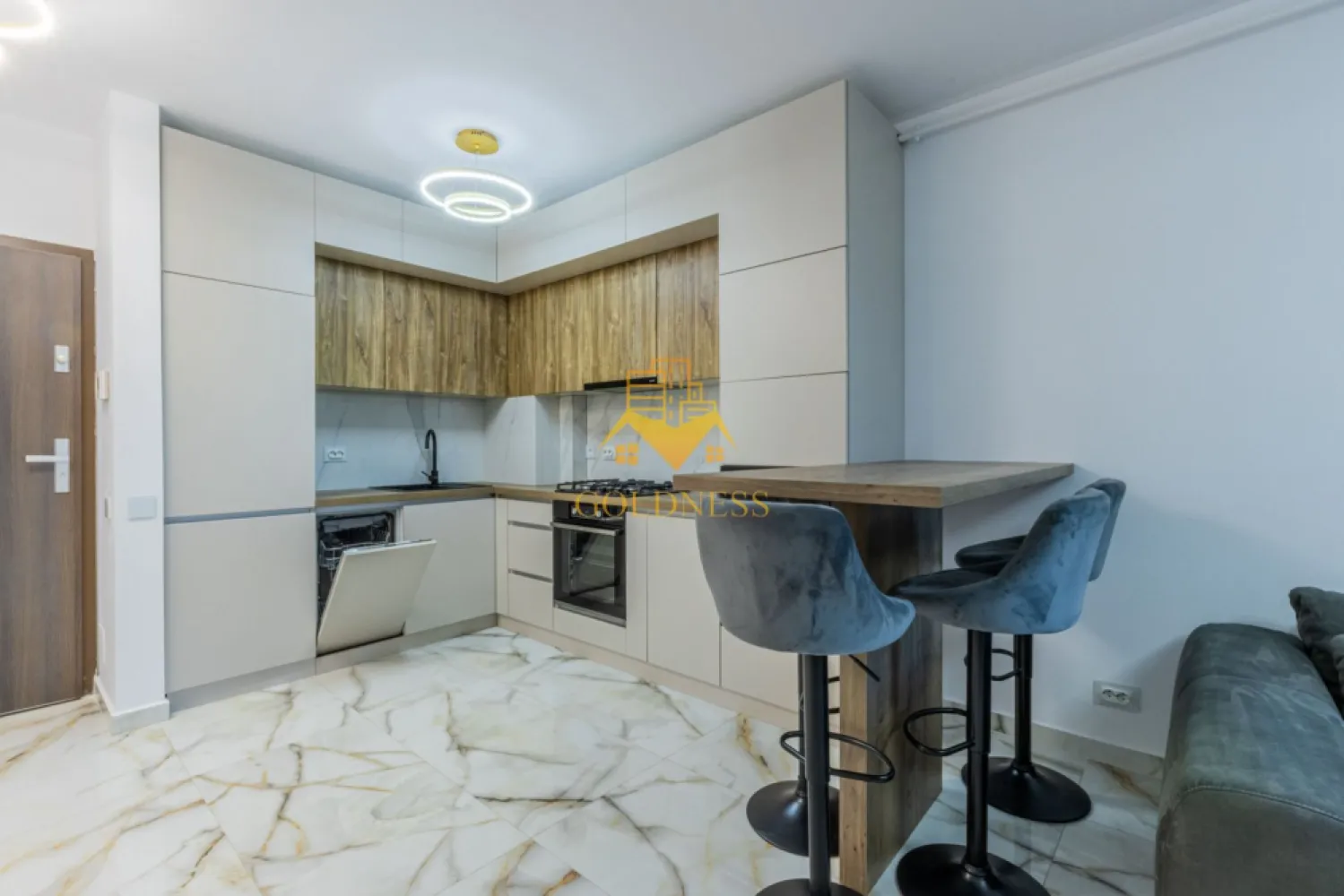 2 camere, Intre Lacuri, Park Lake Zona Iulius Mall, FSEGA,Pet Friendly - GOLDNESS Imobiliare vă propune spre închiriere un apartament cu 2 camere open-space complet mobilat și utilat, la etajul 1 într-un imobil de 10 etaje, în cartierul Intre Lacuri, Zona Park Lake 3.
Se poate inchiria parcare subterana cu 50 euro!
Apartamentul este compartimentat astfel:
 - dormitor cu pat matrimonial, dressing, noptiere

 - living cu bucatarie open-space complet utilată, canapea, loc de servit masa, TV

 - baie cu vana, calorifer port prosop inox și dulap pentru depozitare.

 - balcon de 6 mp.

Imobilul este dotat cu toate cele necesare- centrală proprie, mașină de spălat haine, frigider, plită electrică, hotă, etc. 
Se află în apropierea stațiilor de transport în comun, magazine, restaurante, spații verzi, farmacii, etc. 

Dacă sunteți interesați de acest apartament și doriți să îl vizionați, dar și pentru alte oferte nu ezitați să ne contactați telefonic sau prin e-mail. Vă stăm la dispoziție!