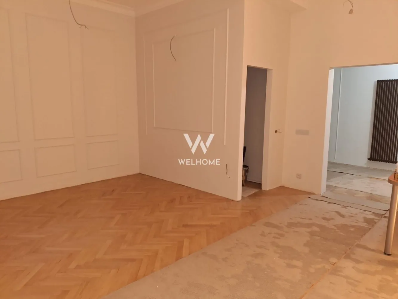 Apartament cu 2 camere, de vanzare, In Centrul Istoric al Sibiului - Situat în inima Centrului Istoric al Sibiului, acest apartament de 57 mp îmbină farmecul arhitecturii tradiționale cu confortul modern. Amplasat într-una dintre cele mai căutate zone ale orașului, proprietatea oferă acces rapid la piețele istorice, restaurantele cochete, cafenelele pline de viață și numeroasele atracții culturale care definesc atmosfera unică a Sibiului. Apartamentul este compus din două camere luminoase, o baie și o bucătărie, fiind proaspăt renovat cu atenție la detalii și finisaje de calitate. Designul modern este completat de parchetul din lemn masiv, care adaugă eleganță și căldură spațiului. Confortul este asigurat de încălzirea pe gaz, iar obloanele electrice oferă un plus de funcționalitate și intimitate. Fie că îți dorești o locuință într-o zonă cu istorie și farmec aparte, fie că ești în căutarea unei proprietăți cu potențial excelent de rentabilitate, acest apartament reprezintă o alegere ideală pentru investiție. Poziționarea premium în Centrul Istoric îl face perfect atât pentru închiriere pe termen lung, cât și în regim hotelier, oferind oportunitatea de a valorifica pe deplin dinamica turistică a orașului. Pret 129.000 euro, negociabil Detalii si vizionare: 0740066818 Cristina