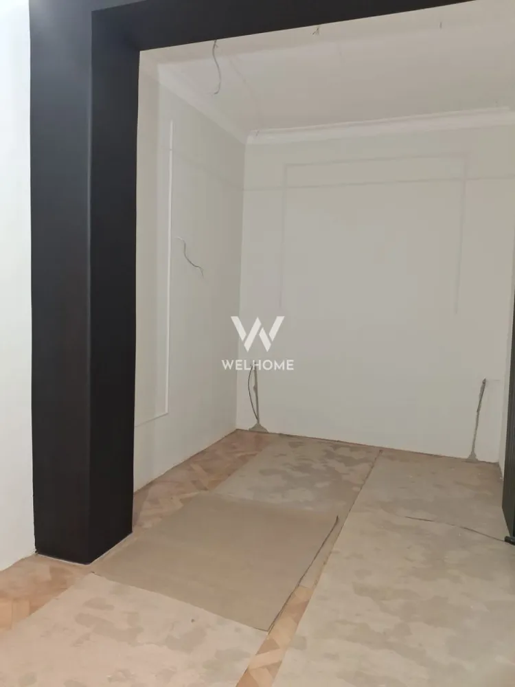 Apartament cu 2 camere, de vanzare, In Centrul Istoric al Sibiului - Situat în inima Centrului Istoric al Sibiului, acest apartament de 57 mp îmbină farmecul arhitecturii tradiționale cu confortul modern. Amplasat într-una dintre cele mai căutate zone ale orașului, proprietatea oferă acces rapid la piețele istorice, restaurantele cochete, cafenelele pline de viață și numeroasele atracții culturale care definesc atmosfera unică a Sibiului. Apartamentul este compus din două camere luminoase, o baie și o bucătărie, fiind proaspăt renovat cu atenție la detalii și finisaje de calitate. Designul modern este completat de parchetul din lemn masiv, care adaugă eleganță și căldură spațiului. Confortul este asigurat de încălzirea pe gaz, iar obloanele electrice oferă un plus de funcționalitate și intimitate. Fie că îți dorești o locuință într-o zonă cu istorie și farmec aparte, fie că ești în căutarea unei proprietăți cu potențial excelent de rentabilitate, acest apartament reprezintă o alegere ideală pentru investiție. Poziționarea premium în Centrul Istoric îl face perfect atât pentru închiriere pe termen lung, cât și în regim hotelier, oferind oportunitatea de a valorifica pe deplin dinamica turistică a orașului. Pret 129.000 euro, negociabil Detalii si vizionare: 0740066818 Cristina }}