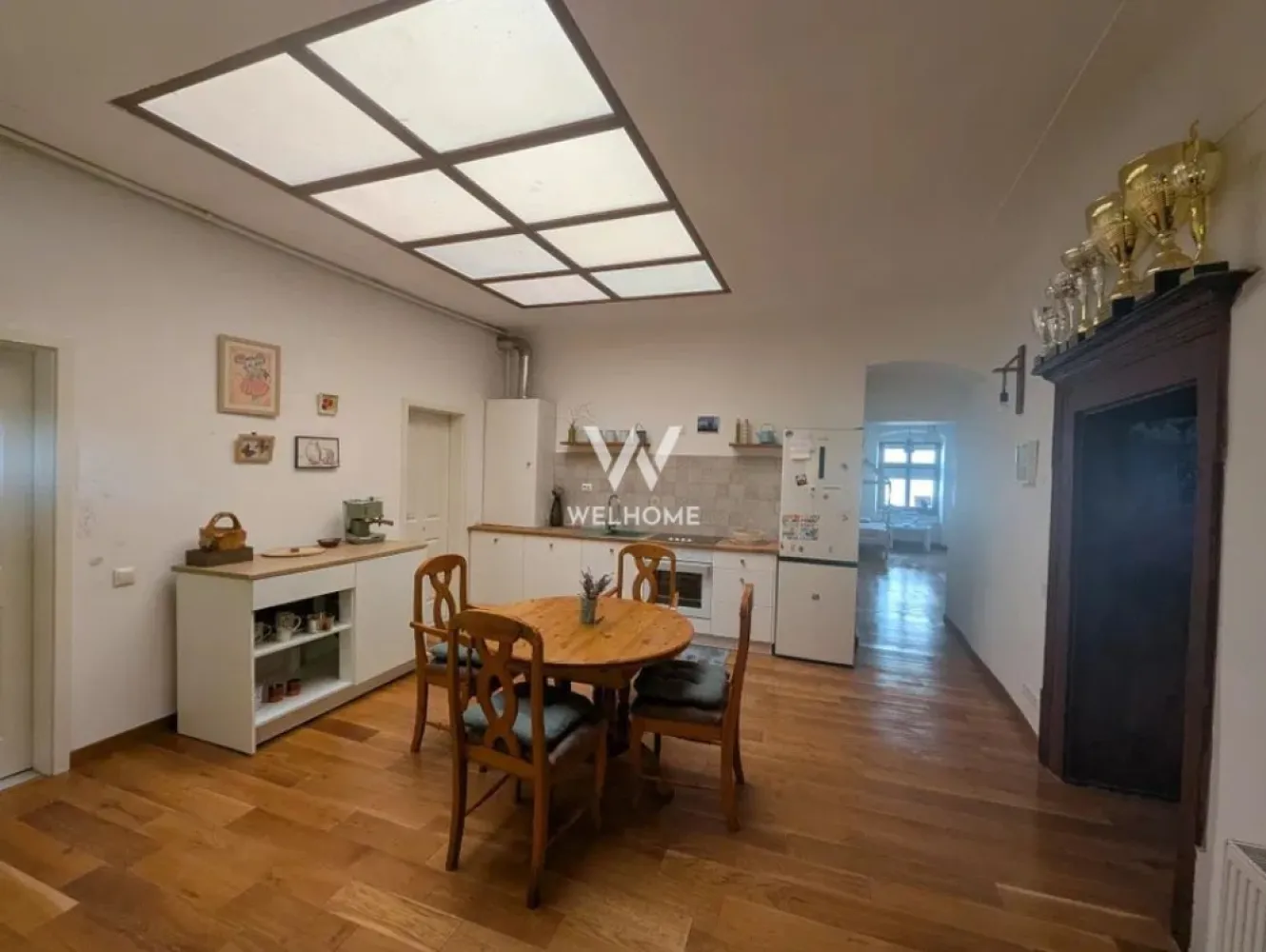 Apartament cu farmec istoric, complet renovat– Str. Mitropoliei - Vă propunem spre vânzare un apartament deosebit, cu 2 camere și 90 mp utili, situat pe strada Mitropoliei, una dintre cele mai frumoase și liniștite zone din Centrul Istoric al Sibiului, la doar câteva minute de Piața Mare (reper: restaurant Jules). Locuința păstrează elemente originale ale clădirii din 1803 (luminator mare la nivelul tavanului), oferind farmec și autenticitate, și beneficiază de renovare completă în 2021 (instalații electrice și sanitare, băi moderne, parchet masiv din stejar, zugrăveli), oferind totodată confortul unui spațiu modern. Compartimentarea practică: Living 36 mp Dormitor 24 mp Bucătărie complet utilată (mașină de spălat vase, cuptor, plită electrică, frigider) Două băi (6 mp cu cadă și geam, 3 mp cu duș și mașină de spălat, baterii Hansgrohe) Beneficiază de beci de 12 mp, spațiu de depozitare la pod și acces într-o curte interioară liniștită, cu doar 5 familii (dintre care 2 locuiesc permanent). Nu este monument istoric, ci parte din patrimoniul cultural al Sibiului – un loc cu poveste, ideal pentru locuit, regim hotelier, birouri, cabinet de specialitate sau spațiu co-working. Preț fix: 180.000 € Telefon: 0743030351