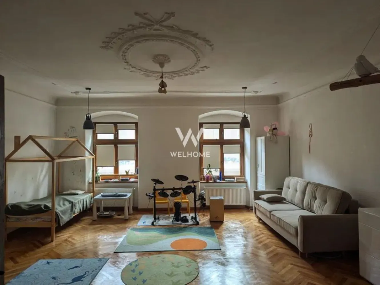 Apartament cu farmec istoric, complet renovat– Str. Mitropoliei - Vă propunem spre vânzare un apartament deosebit, cu 2 camere și 90 mp utili, situat pe strada Mitropoliei, una dintre cele mai frumoase și liniștite zone din Centrul Istoric al Sibiului, la doar câteva minute de Piața Mare (reper: restaurant Jules). Locuința păstrează elemente originale ale clădirii din 1803 (luminator mare la nivelul tavanului), oferind farmec și autenticitate, și beneficiază de renovare completă în 2021 (instalații electrice și sanitare, băi moderne, parchet masiv din stejar, zugrăveli), oferind totodată confortul unui spațiu modern. Compartimentarea practică: Living 36 mp Dormitor 24 mp Bucătărie complet utilată (mașină de spălat vase, cuptor, plită electrică, frigider) Două băi (6 mp cu cadă și geam, 3 mp cu duș și mașină de spălat, baterii Hansgrohe) Beneficiază de beci de 12 mp, spațiu de depozitare la pod și acces într-o curte interioară liniștită, cu doar 5 familii (dintre care 2 locuiesc permanent). Nu este monument istoric, ci parte din patrimoniul cultural al Sibiului – un loc cu poveste, ideal pentru locuit, regim hotelier, birouri, cabinet de specialitate sau spațiu co-working. Preț fix: 180.000 € Telefon: 0743030351 }}