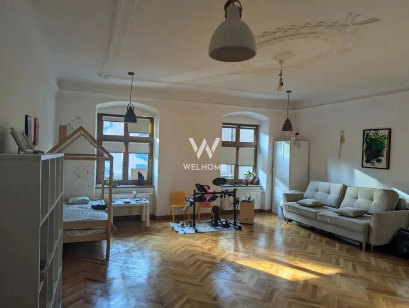 Apartament cu farmec istoric, complet renovat– Str. Mitropoliei - Vă propunem spre vânzare un apartament deosebit, cu 2 camere și 90 mp utili, situat pe strada Mitropoliei, una dintre cele mai frumoase și liniștite zone din Centrul Istoric al Sibiului, la doar câteva minute de Piața Mare (reper: restaurant Jules). Locuința păstrează elemente originale ale clădirii din 1803 (luminator mare la nivelul tavanului), oferind farmec și autenticitate, și beneficiază de renovare completă în 2021 (instalații electrice și sanitare, băi moderne, parchet masiv din stejar, zugrăveli), oferind totodată confortul unui spațiu modern. Compartimentarea practică: Living 36 mp Dormitor 24 mp Bucătărie complet utilată (mașină de spălat vase, cuptor, plită electrică, frigider) Două băi (6 mp cu cadă și geam, 3 mp cu duș și mașină de spălat, baterii Hansgrohe) Beneficiază de beci de 12 mp, spațiu de depozitare la pod și acces într-o curte interioară liniștită, cu doar 5 familii (dintre care 2 locuiesc permanent). Nu este monument istoric, ci parte din patrimoniul cultural al Sibiului – un loc cu poveste, ideal pentru locuit, regim hotelier, birouri, cabinet de specialitate sau spațiu co-working. Preț fix: 180.000 € Telefon: 0743030351 }}