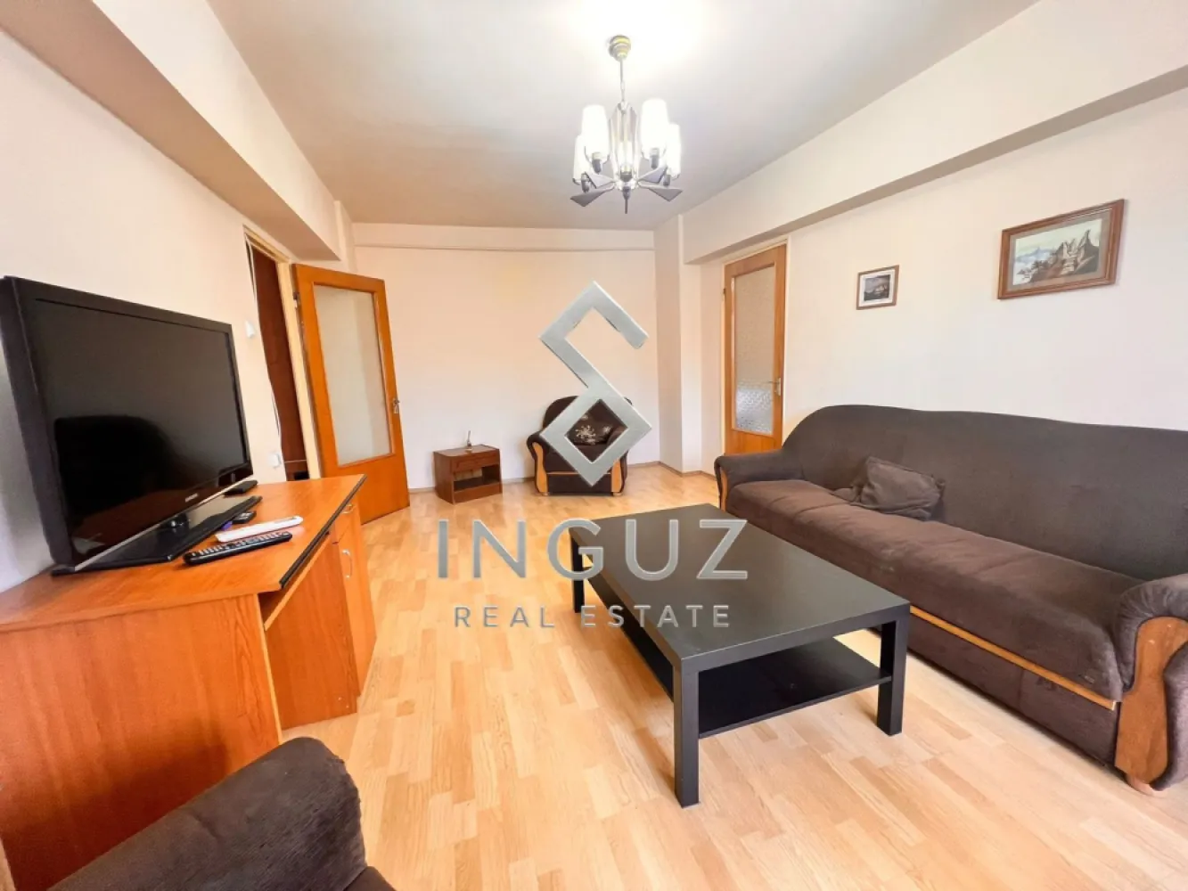 DE ÎNCHIRIAT | APARTAMENT 3 CAMERE | CALEA MOȘILOR – EMINESCU - DE ÎNCHIRIAT | APARTAMENT 3 CAMERE | CALEA MOȘILOR – EMINESCU

Apartament cu 3 camere situat într-una dintre cele mai centrale și bine conectate zone ale Bucureștiului – Calea Moșilor, zona Eminescu.

Proprietate amplasată într-un imobil construit în 1982, bine întreținut, liniștit, izolat termic și recent renovat.

CARACTERISTICI PRINCIPALE
3 camere, compartimentare semidecomandată
Suprafață utilă: 70 mp
Etaj 8/8 (ultimul etaj – fără vecini deasupra)
2 băi
Balcon generos, cu spațiu suplimentar tip nișă
Spații de depozitare: cămară + dressing

DOTĂRI ȘI ECHIPARE
Complet mobilat, gata de locuire imediată
Bucătărie complet utilată
Electrocasnice: frigider, aragaz, hotă, cuptor cu microunde
Mașină de spălat rufe
2 aparate de aer condiționat
TV LCD
Internet și televiziune prin cablu
Videointerfon
Repartitoare de căldură
Ușă metalică de siguranță
Ferestre termopan
Balcon închis

AVANTAJE ȘI LOCALIZARE
Imobil liniștit și bine administrat
Bloc izolat termic
Acces rapid la metrou (aprox. 5 minute)
În proximitatea Pieței Obor
Aproape de Veranda Mall, parcuri și supermarketuri
Infrastructură completă: școli, grădinițe, restaurante, bănci
Conectivitate excelentă la transportul public

PUNCTE DE ATRACȚIE
Locație centrală premium
Etaj superior – liniște și intimitate
Compartimentare eficientă și spațioasă
Apartament complet echipat – disponibil imediat
Ideal pentru rezidență pe termen lung
Se acceptă exclusiv chiriași serioși