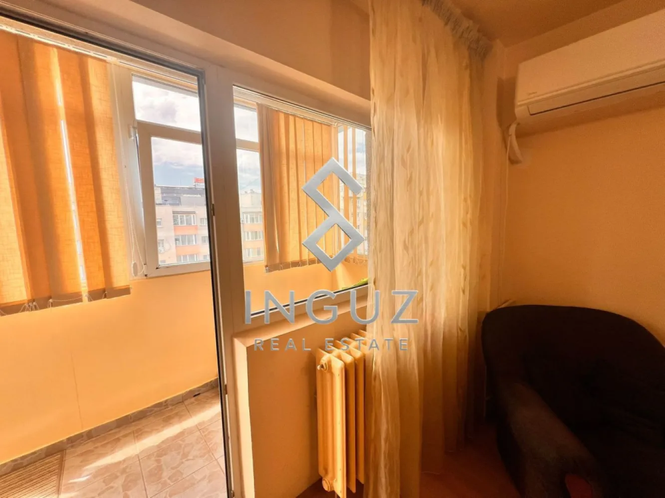 DE ÎNCHIRIAT | APARTAMENT 3 CAMERE | CALEA MOȘILOR – EMINESCU - DE ÎNCHIRIAT | APARTAMENT 3 CAMERE | CALEA MOȘILOR – EMINESCU

Apartament cu 3 camere situat într-una dintre cele mai centrale și bine conectate zone ale Bucureștiului – Calea Moșilor, zona Eminescu.

Proprietate amplasată într-un imobil construit în 1982, bine întreținut, liniștit, izolat termic și recent renovat.

CARACTERISTICI PRINCIPALE
3 camere, compartimentare semidecomandată
Suprafață utilă: 70 mp
Etaj 8/8 (ultimul etaj – fără vecini deasupra)
2 băi
Balcon generos, cu spațiu suplimentar tip nișă
Spații de depozitare: cămară + dressing

DOTĂRI ȘI ECHIPARE
Complet mobilat, gata de locuire imediată
Bucătărie complet utilată
Electrocasnice: frigider, aragaz, hotă, cuptor cu microunde
Mașină de spălat rufe
2 aparate de aer condiționat
TV LCD
Internet și televiziune prin cablu
Videointerfon
Repartitoare de căldură
Ușă metalică de siguranță
Ferestre termopan
Balcon închis

AVANTAJE ȘI LOCALIZARE
Imobil liniștit și bine administrat
Bloc izolat termic
Acces rapid la metrou (aprox. 5 minute)
În proximitatea Pieței Obor
Aproape de Veranda Mall, parcuri și supermarketuri
Infrastructură completă: școli, grădinițe, restaurante, bănci
Conectivitate excelentă la transportul public

PUNCTE DE ATRACȚIE
Locație centrală premium
Etaj superior – liniște și intimitate
Compartimentare eficientă și spațioasă
Apartament complet echipat – disponibil imediat
Ideal pentru rezidență pe termen lung
Se acceptă exclusiv chiriași serioși