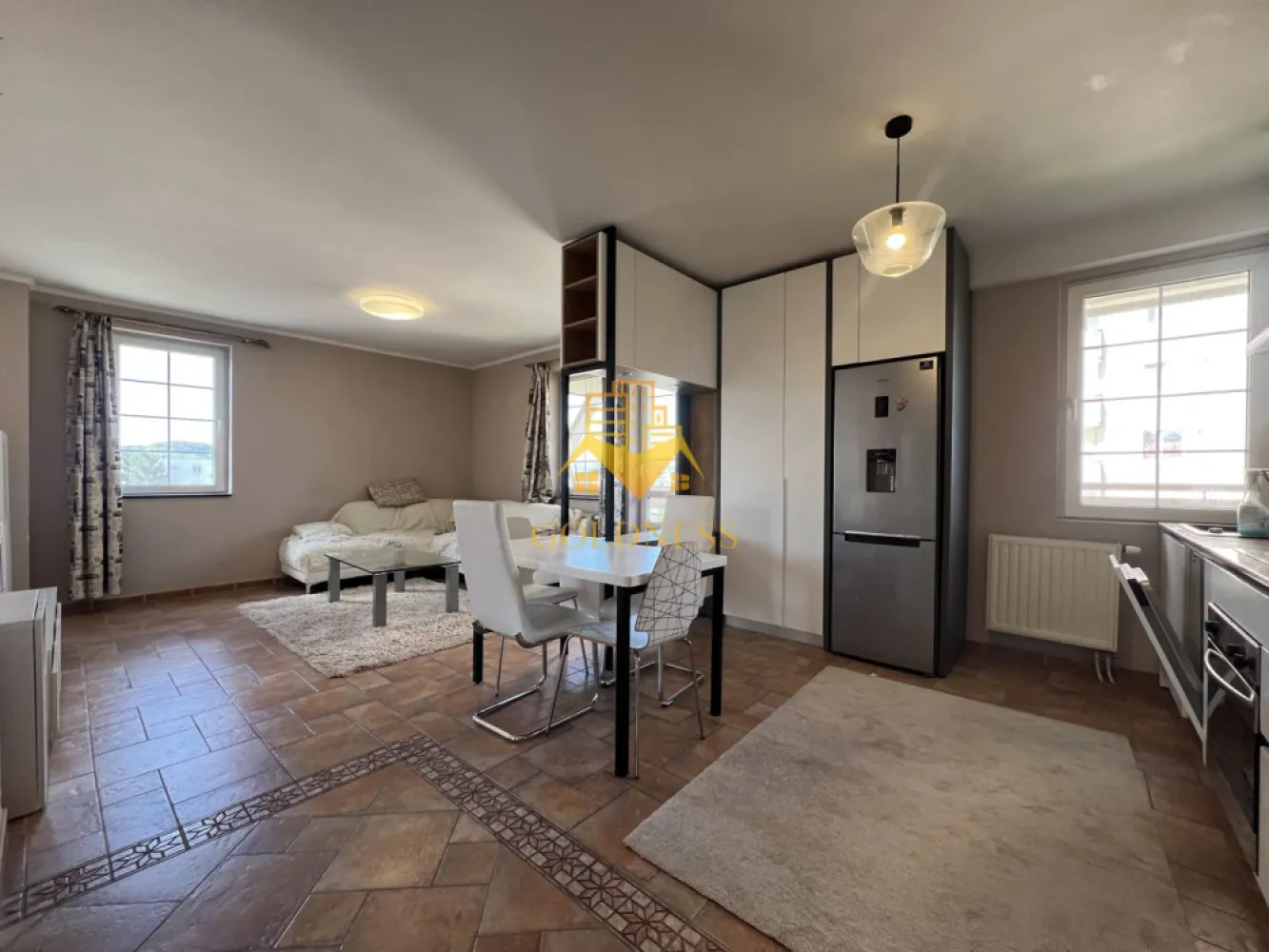 4 camere, 100mp, Manastur, Primaverii, Mc Donalds, Petrom, Garaje - GOLDNESS Imobiliare vă propune spre închiriere un apartament cu 4 camere open space complet mobilat și utilat, la etajul 3 într-un imobil de 3 etaje, în Cartierul Manastur.
Dispune de 2 garaje!
Se află în apropierea stațiilor de transport în comun, magazine, restaurante, spații verzi, farmacii, etc. 

Apartamentul este compartimentat astfel:
 - 2 dormitoare cu pat matrimonial, dressing, noptiere
 - 1 dormitor cu o canapea extensibila, birou,
- bucatarie open space complet utilată și mobilată, canapea, loc de servit masa 
 - 2 bai, dintre care una cu cada si una cu o cabina de dus, calorifer port prosop și dulap pentru depozitare.
 - 2 balcoane de 15 mp.

Imobilul este dotat cu toate cele necesare- centrală proprie, frigider, aragaz, hotă, mașină de spălat haine, etc. 

Dacă sunteți interesați de acest apartament și doriți să îl vizionați, dar și pentru alte oferte nu ezitați să ne contactați telefonic sau prin e-mail. Vă stăm la dispoziție!
Pentru intermediere se percepe un comision de 50% din prețul chiriei!